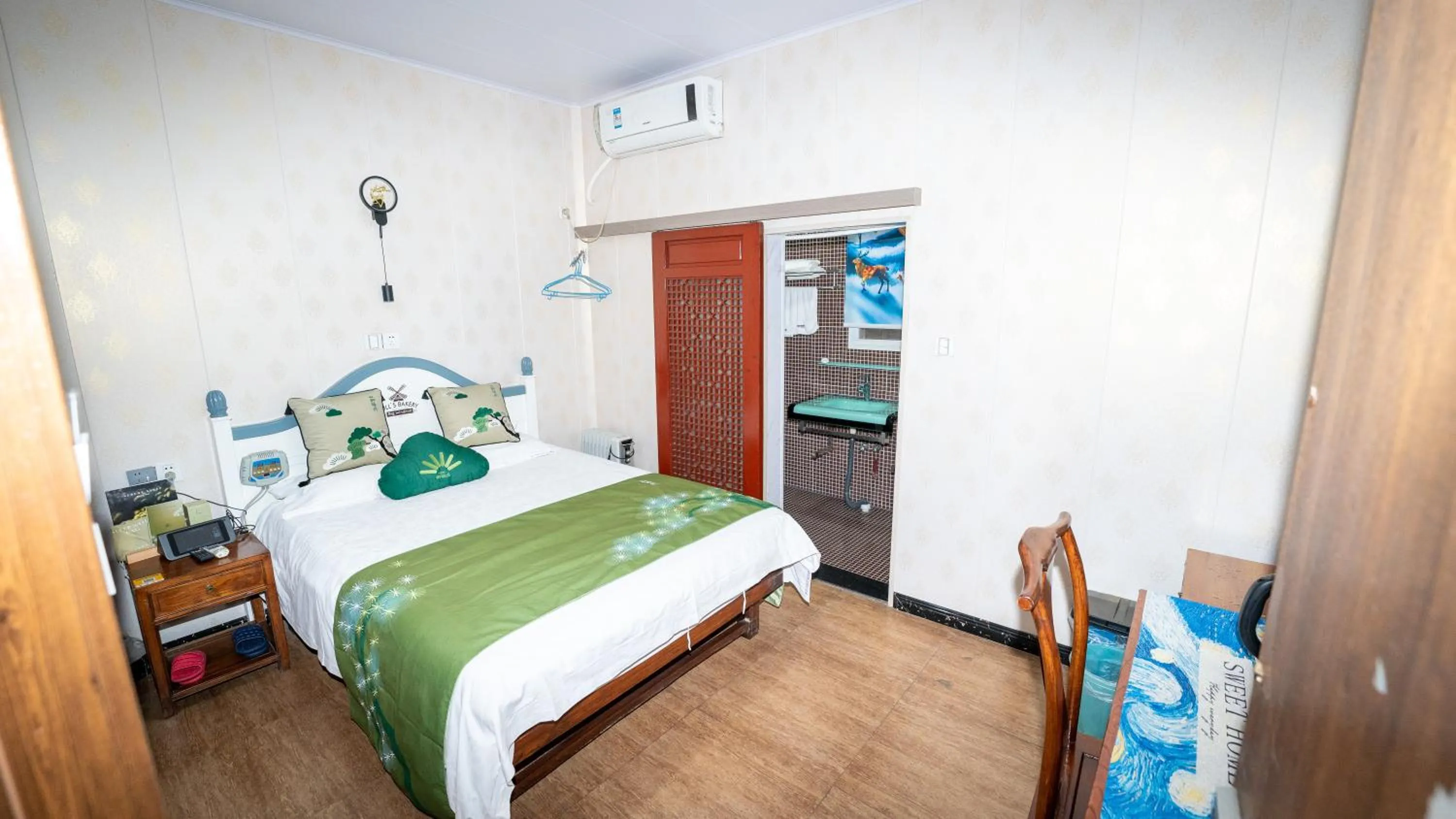 Bed in Shaoxing Laotaimen Luxun Native Place Youth Hostel