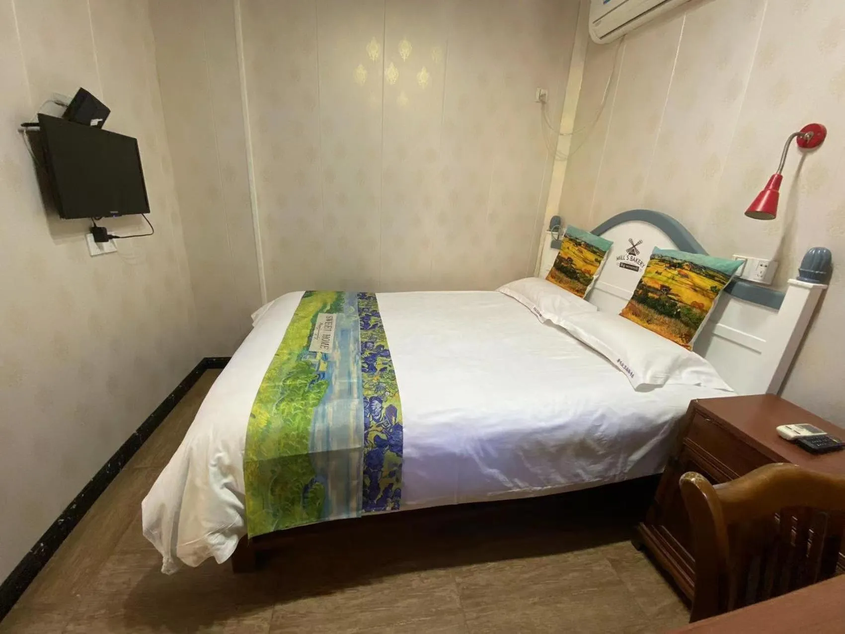 Bed in Shaoxing Laotaimen Luxun Native Place Youth Hostel