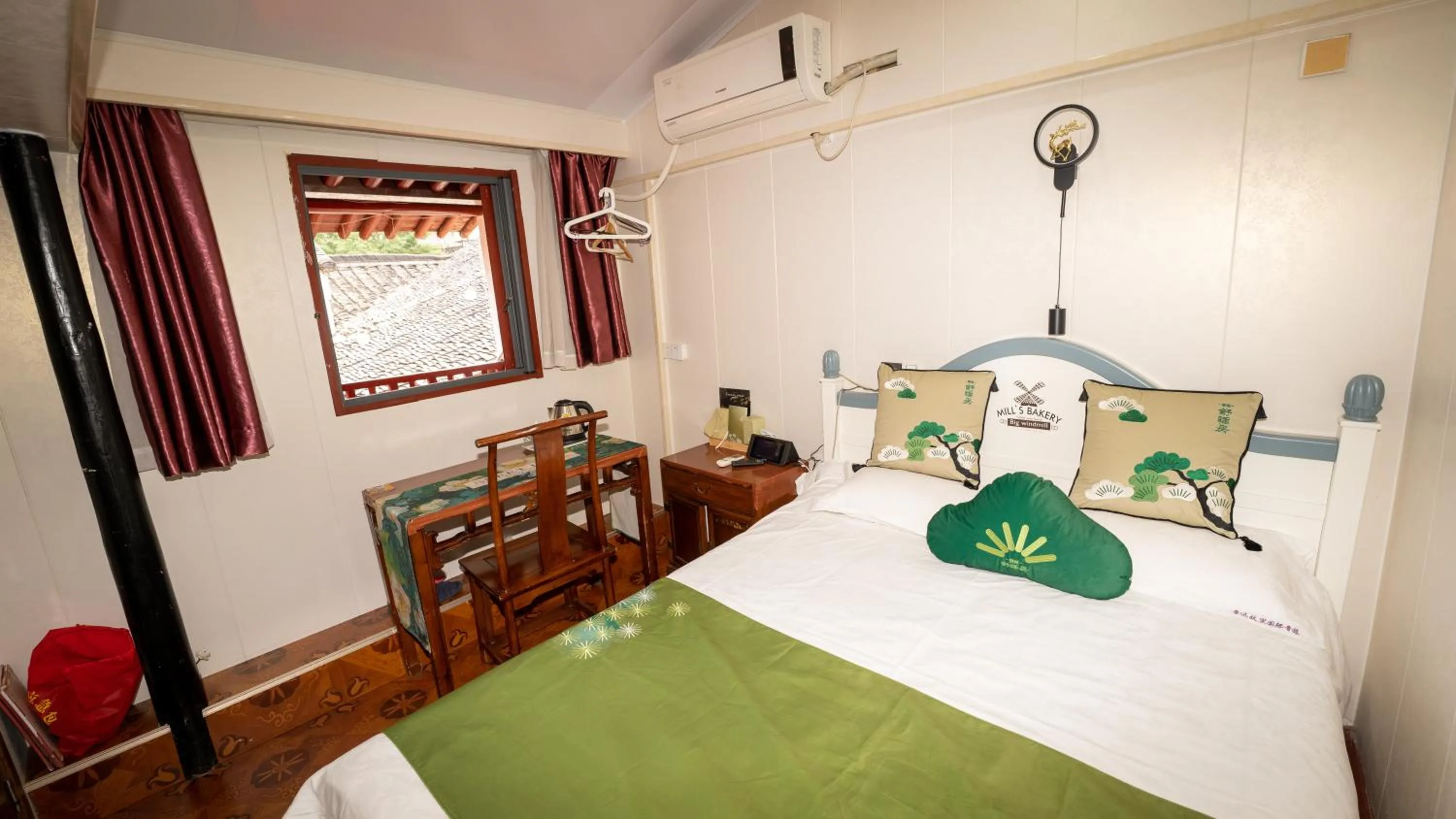 Bed in Shaoxing Laotaimen Luxun Native Place Youth Hostel