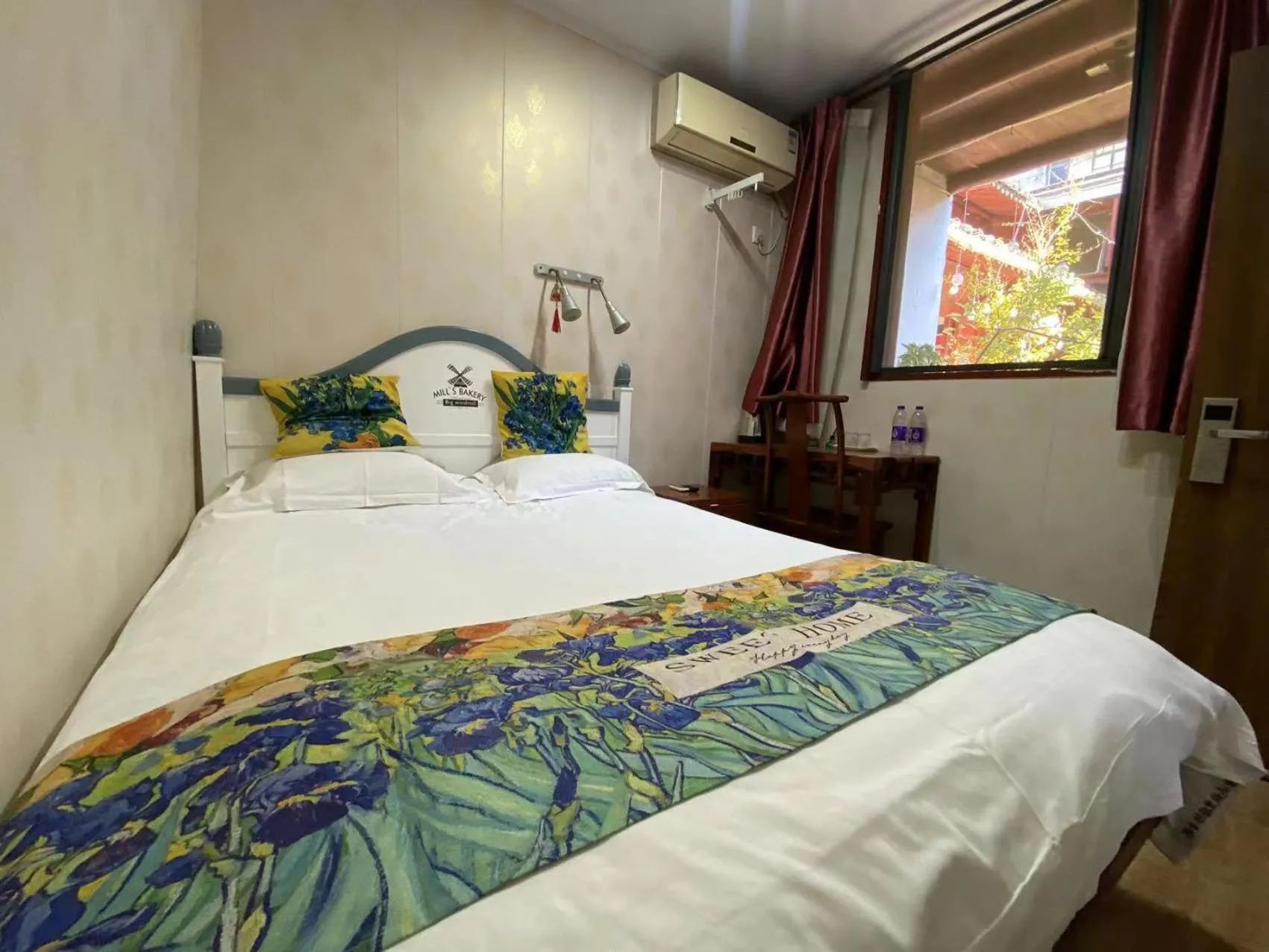 Bed in Shaoxing Laotaimen Luxun Native Place Youth Hostel