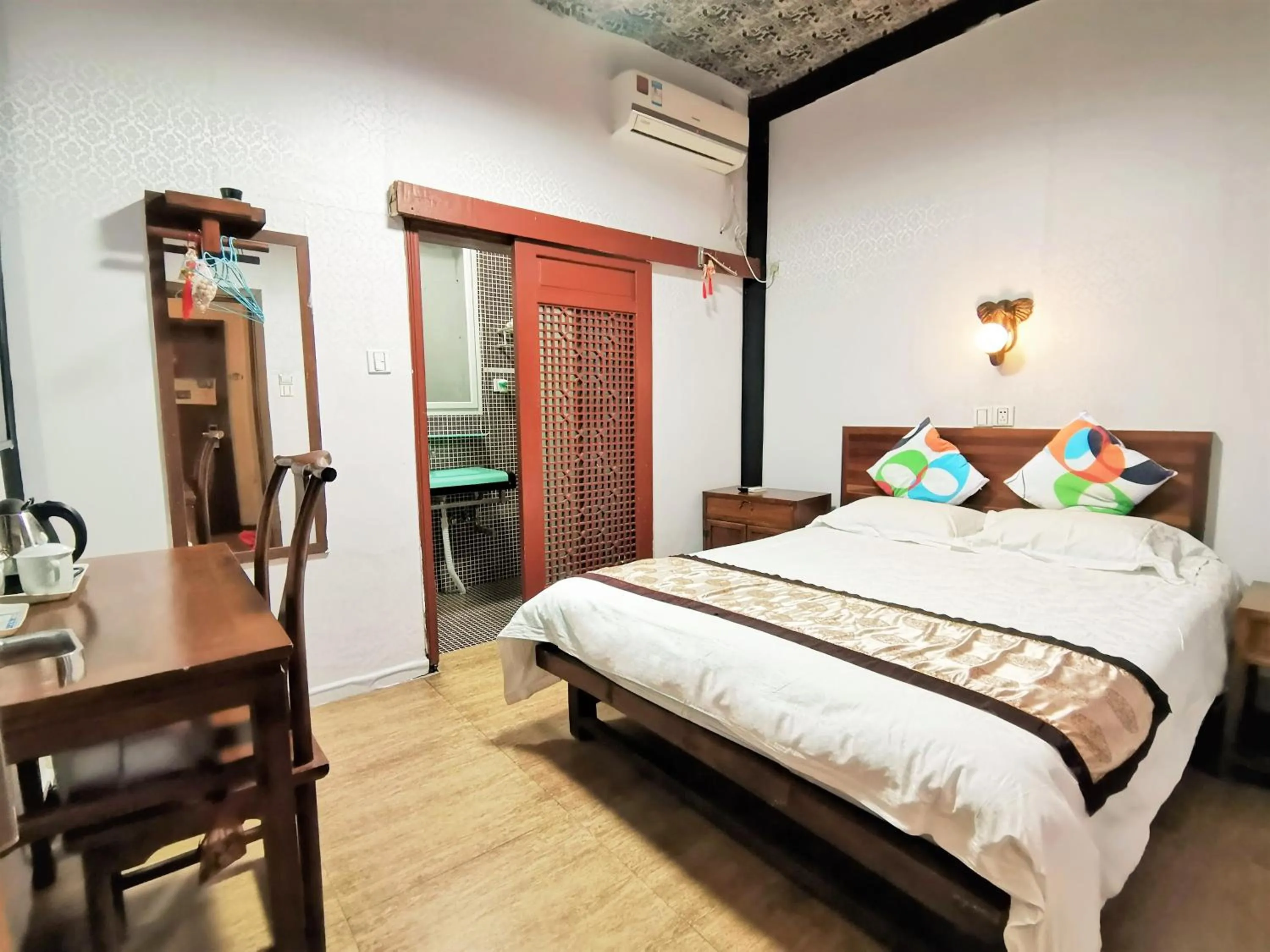 Bed in Shaoxing Laotaimen Luxun Native Place Youth Hostel