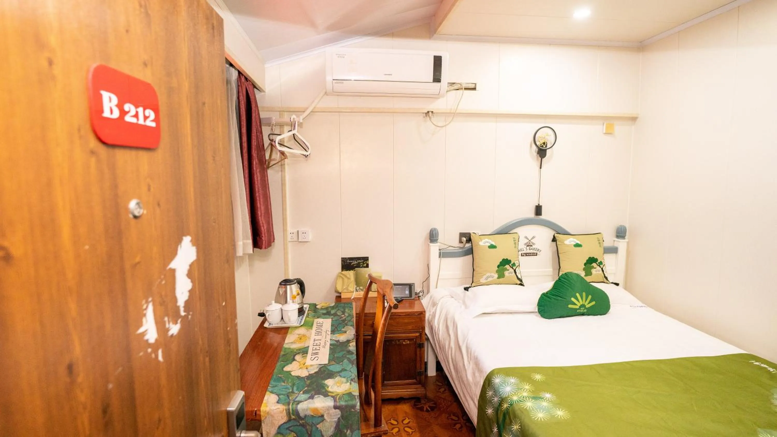 Bed in Shaoxing Laotaimen Luxun Native Place Youth Hostel