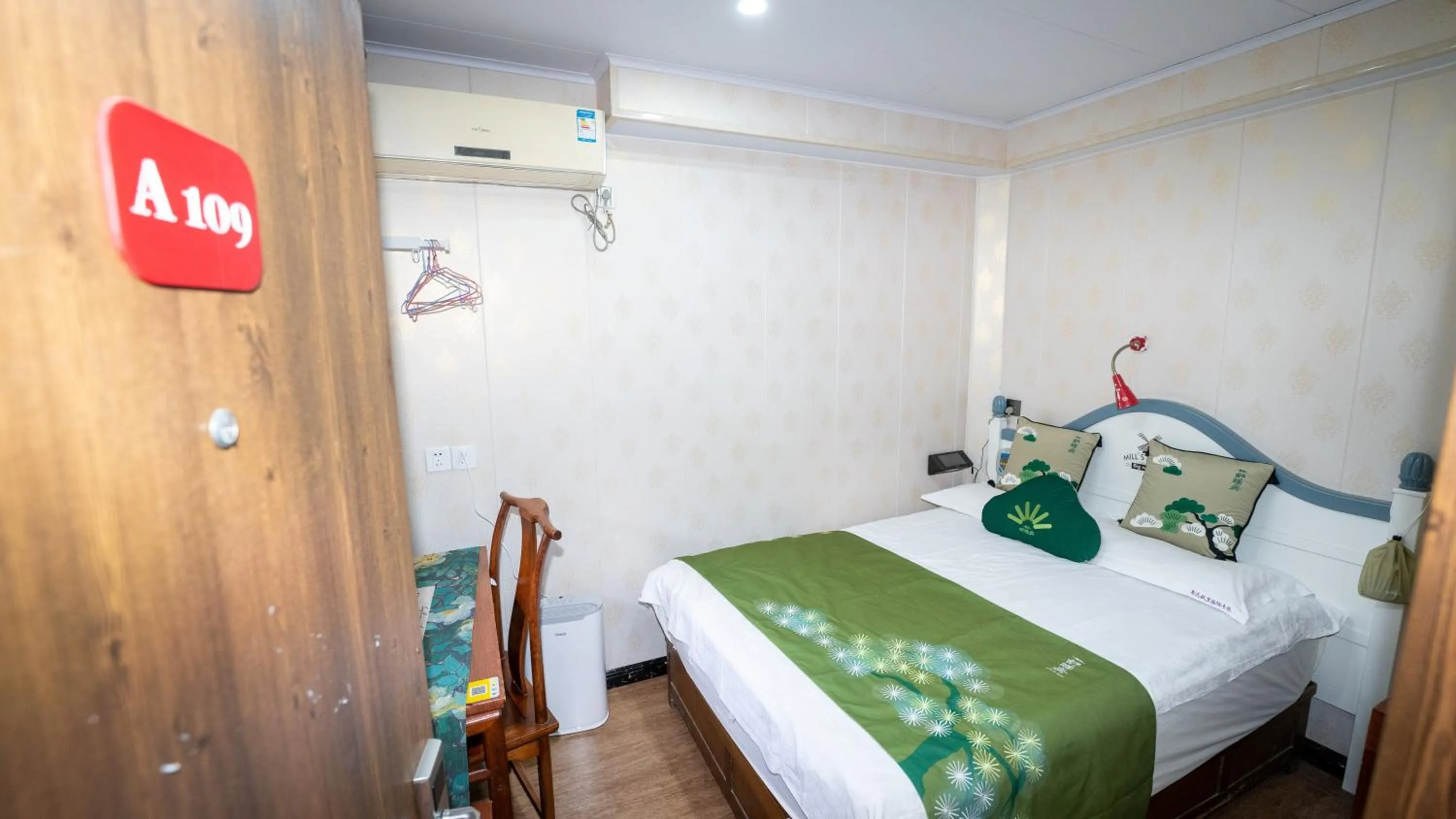 Bed in Shaoxing Laotaimen Luxun Native Place Youth Hostel