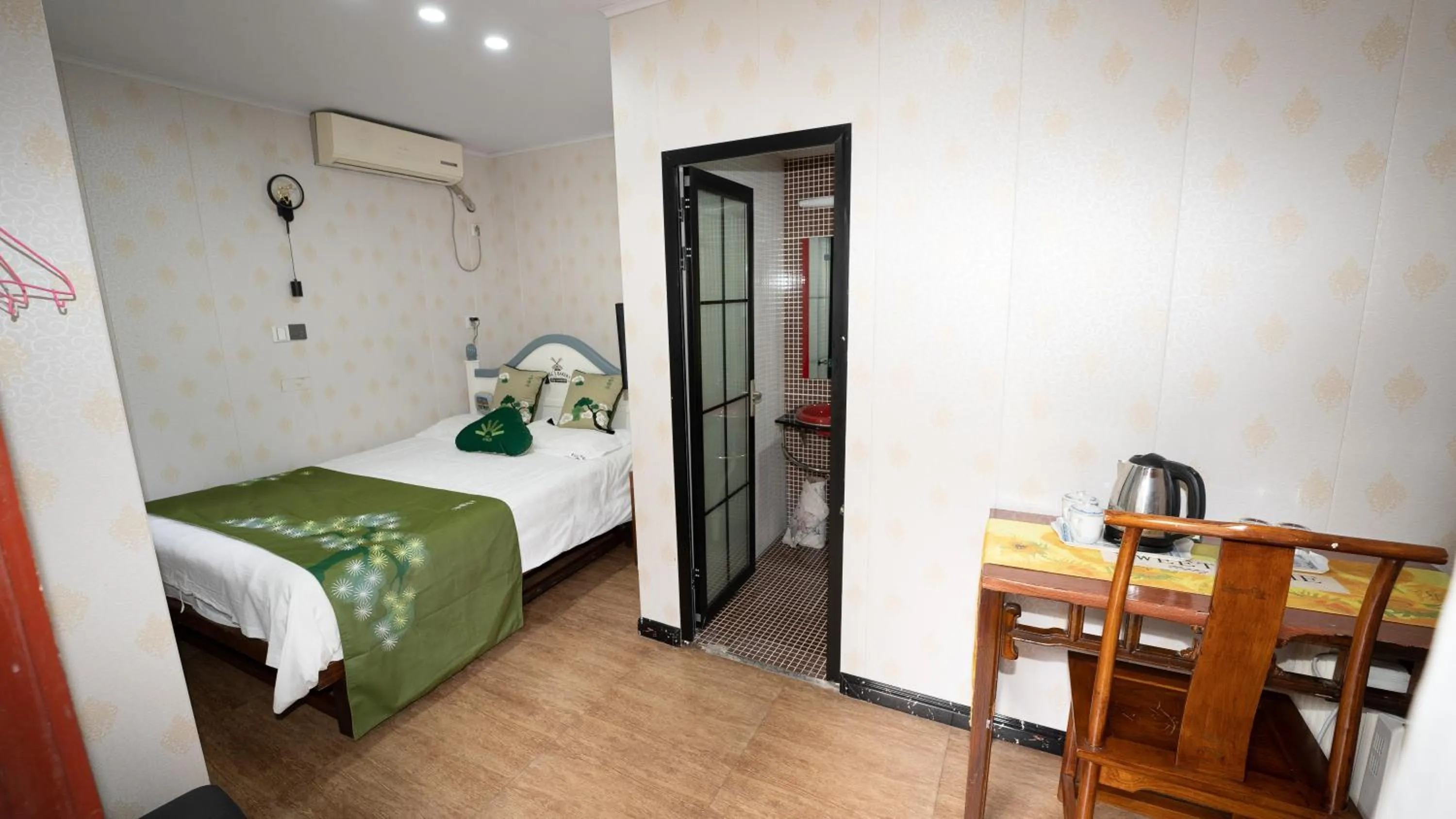 Bed in Shaoxing Laotaimen Luxun Native Place Youth Hostel