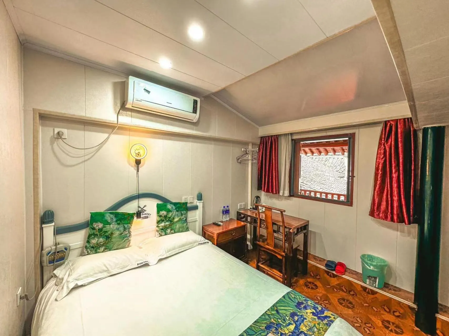 Bed in Shaoxing Laotaimen Luxun Native Place Youth Hostel