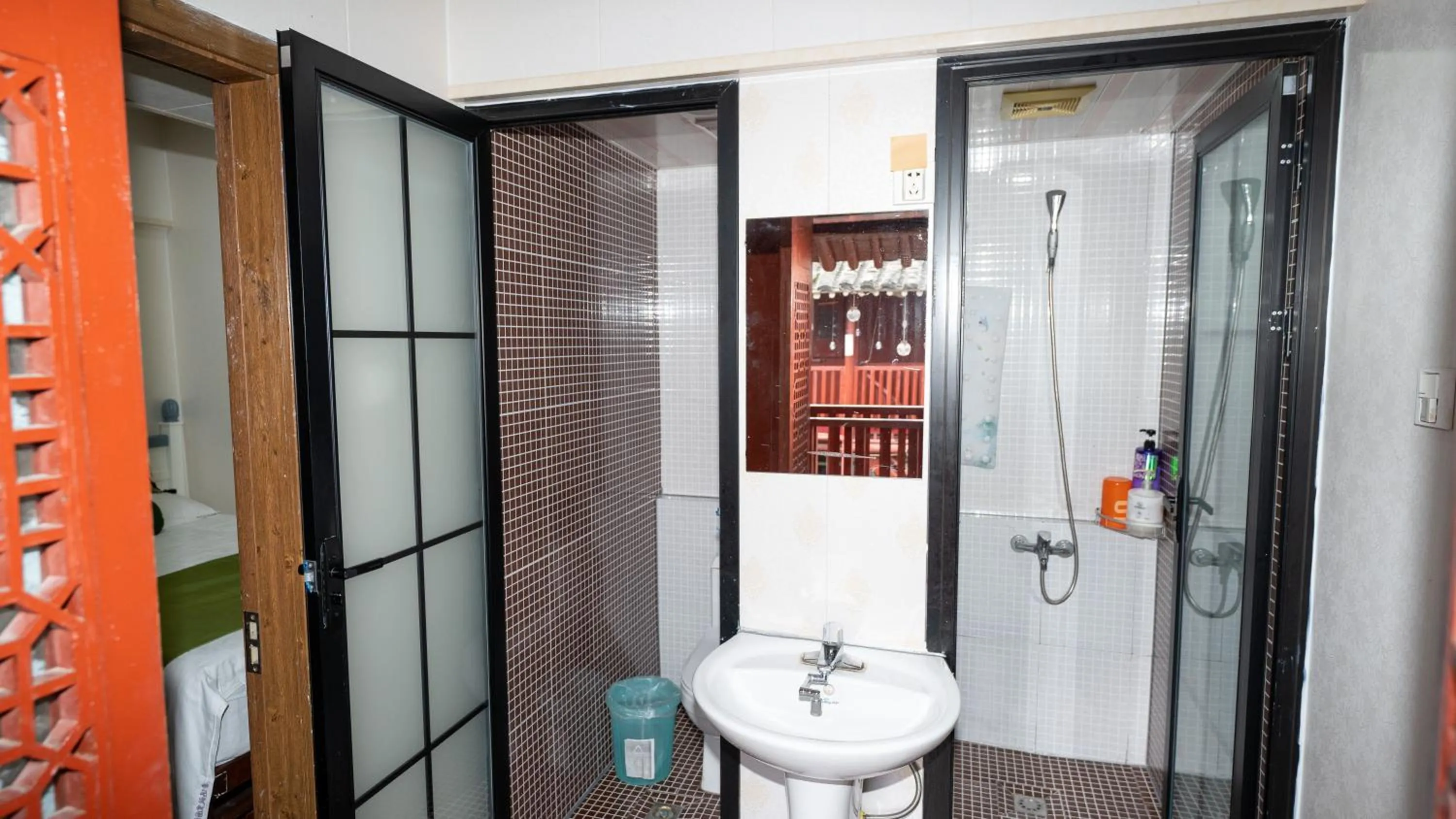 Shaoxing Laotaimen Luxun Native Place Youth Hostel