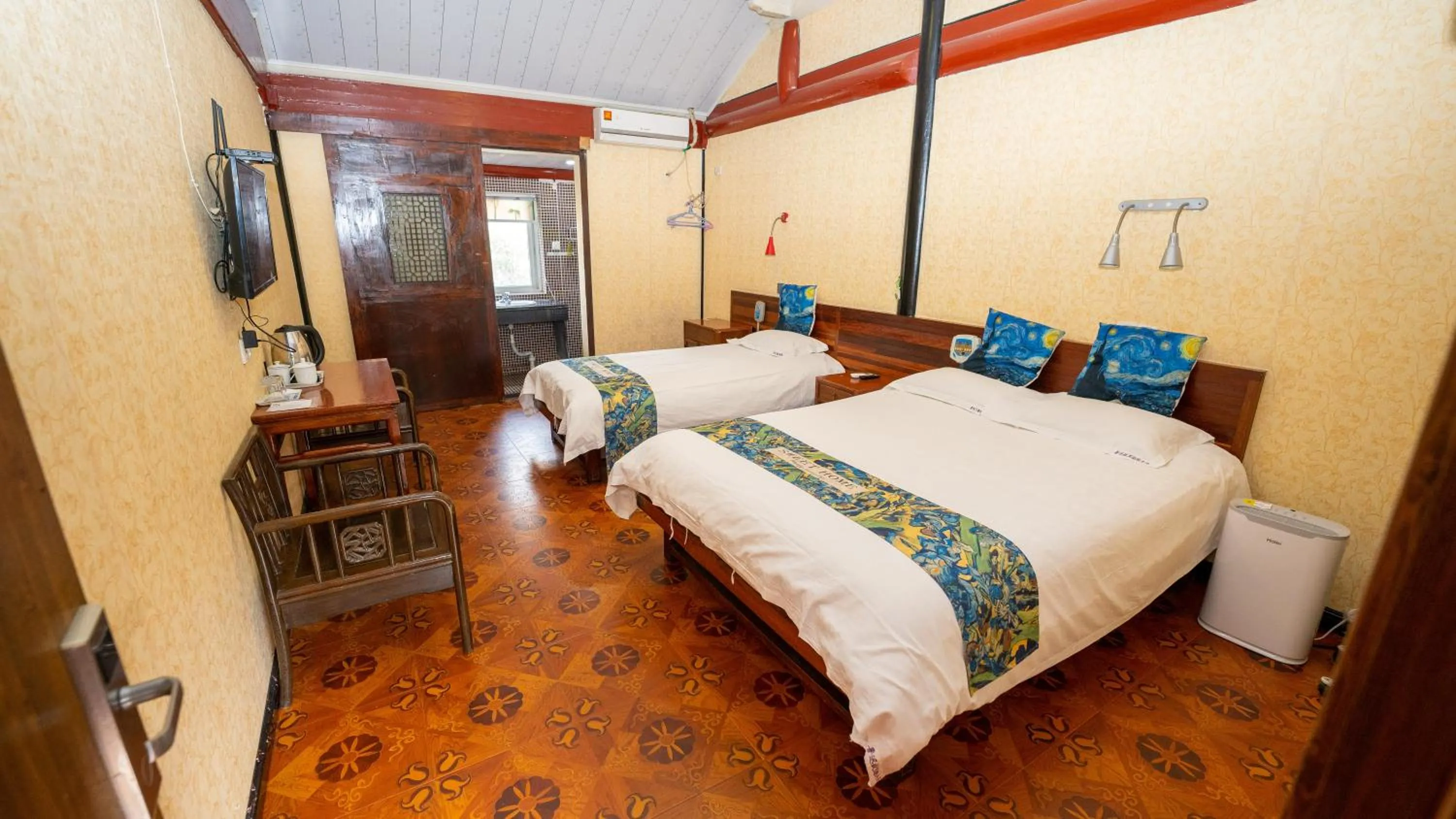 Bed in Shaoxing Laotaimen Luxun Native Place Youth Hostel