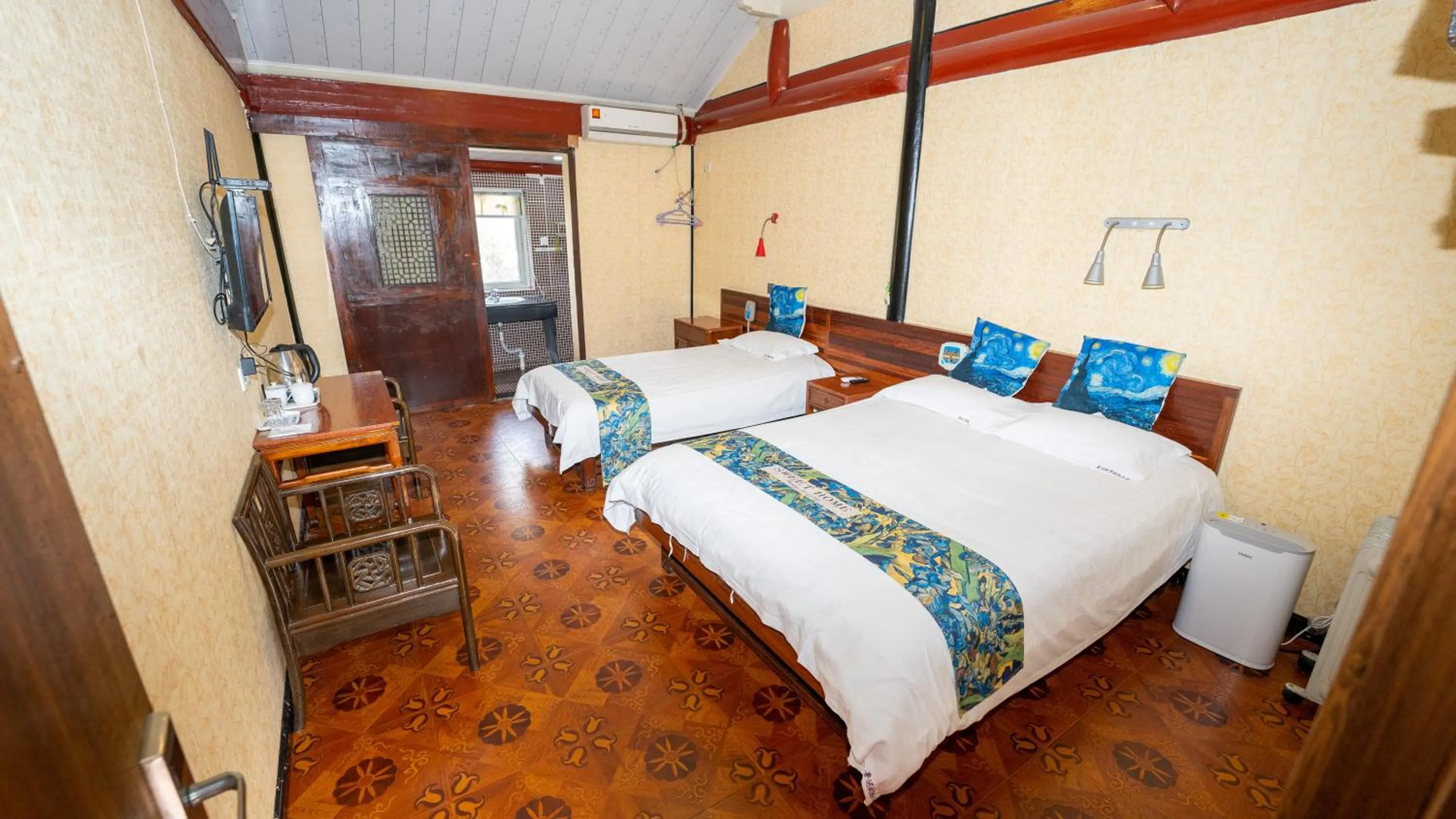 Bed in Shaoxing Laotaimen Luxun Native Place Youth Hostel