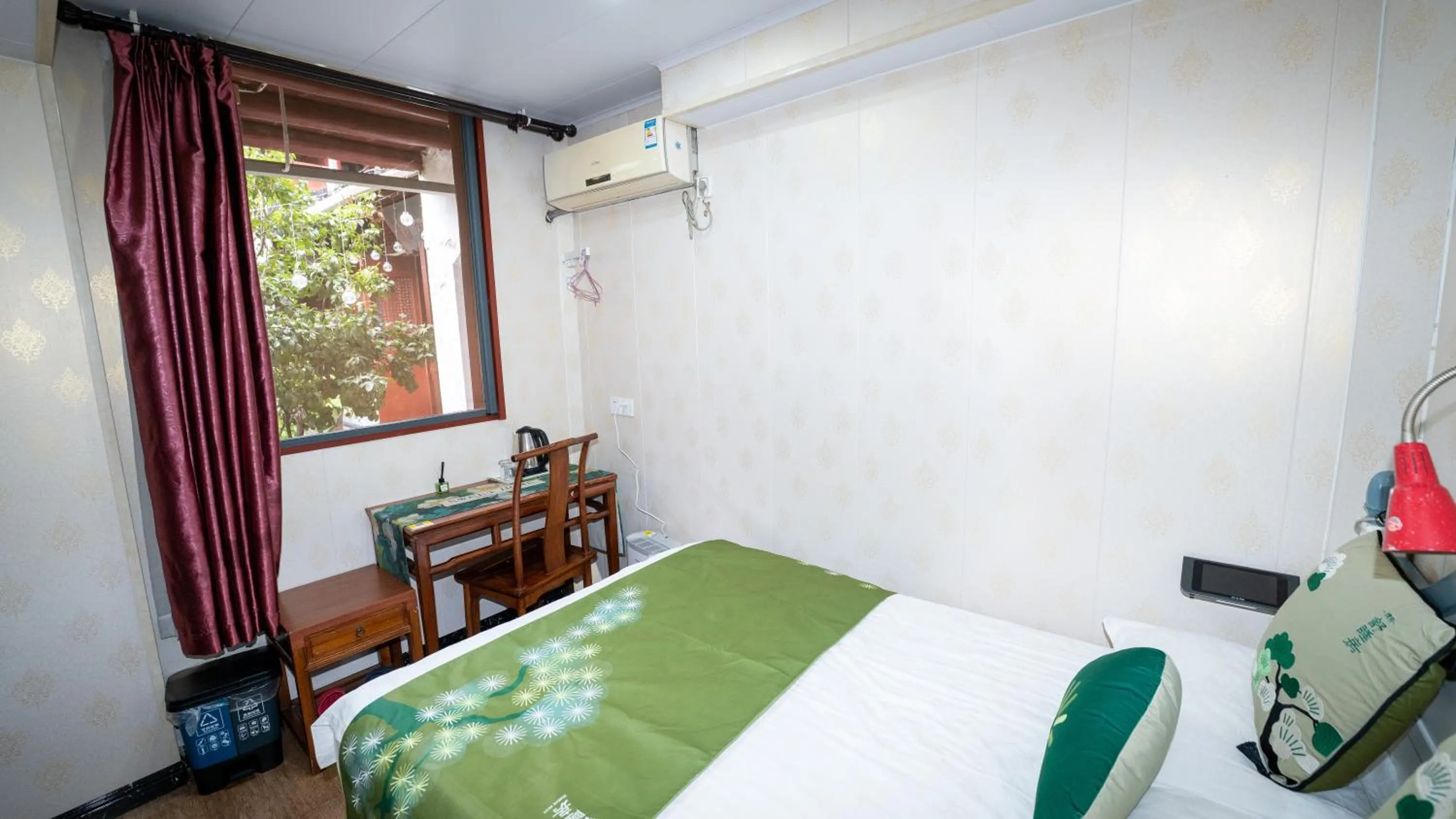 Bed in Shaoxing Laotaimen Luxun Native Place Youth Hostel