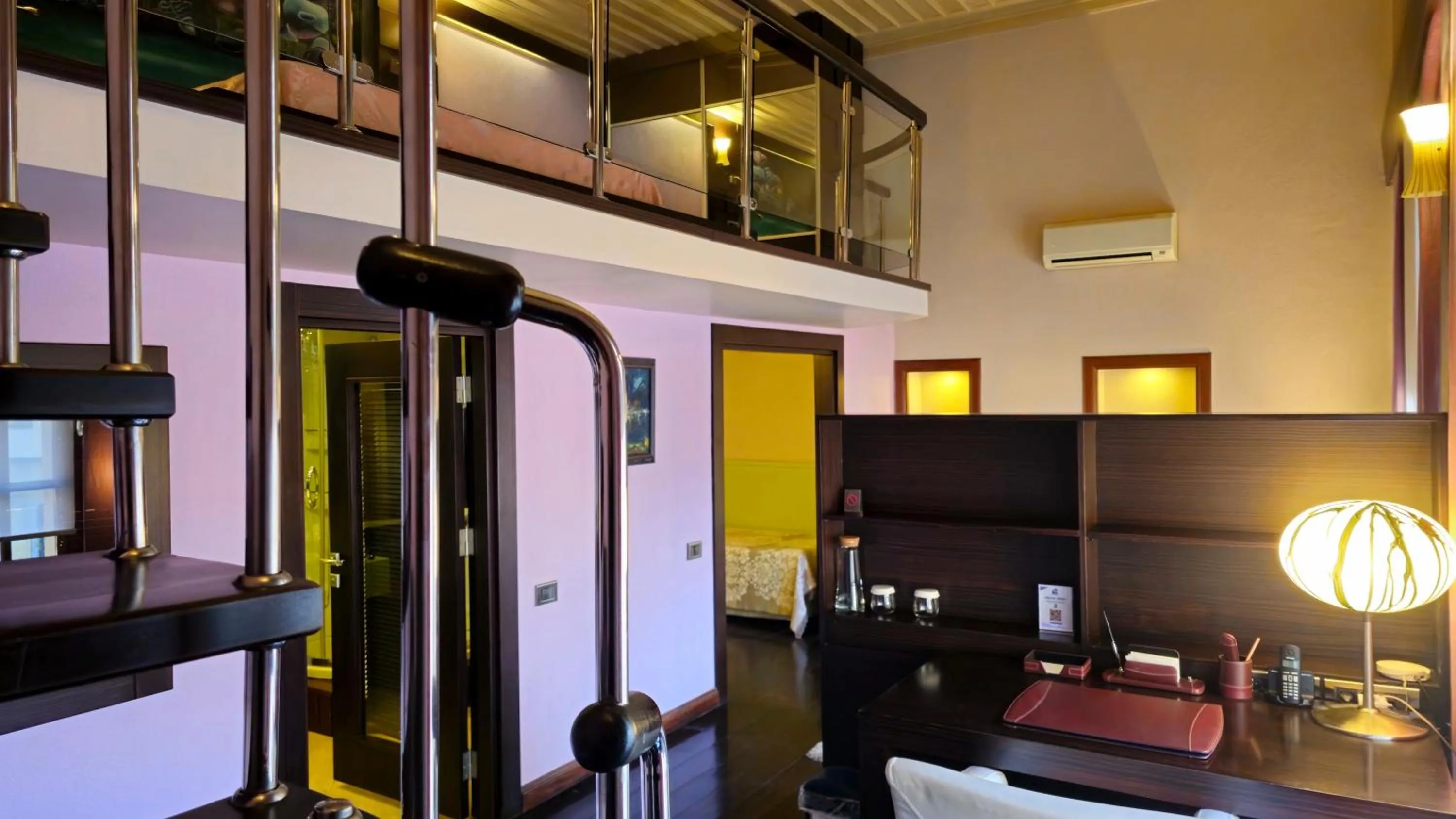 Communal lounge/ TV room in Eski Masal Hotel - Special Class