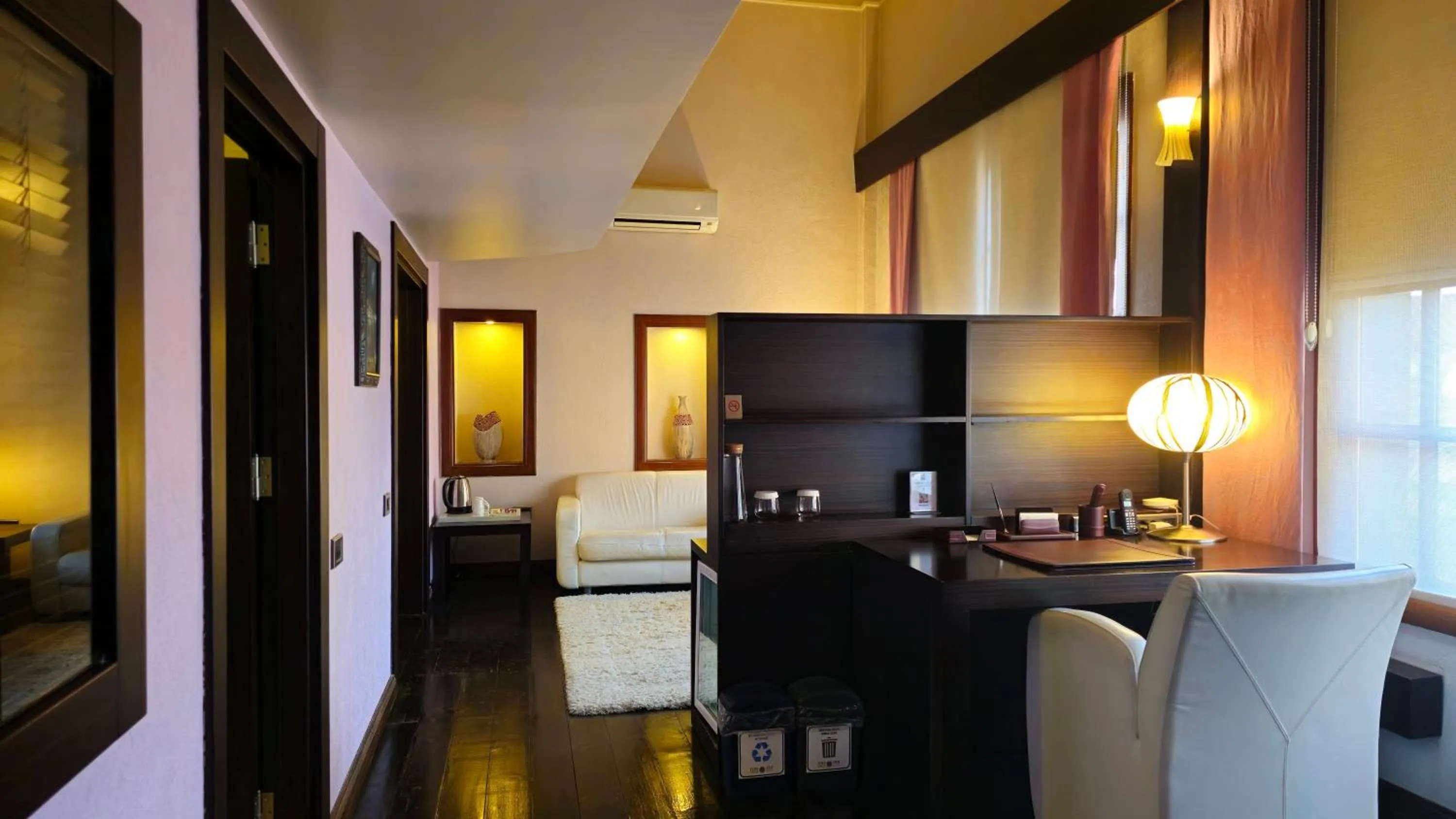 Communal lounge/ TV room in Eski Masal Hotel - Special Class