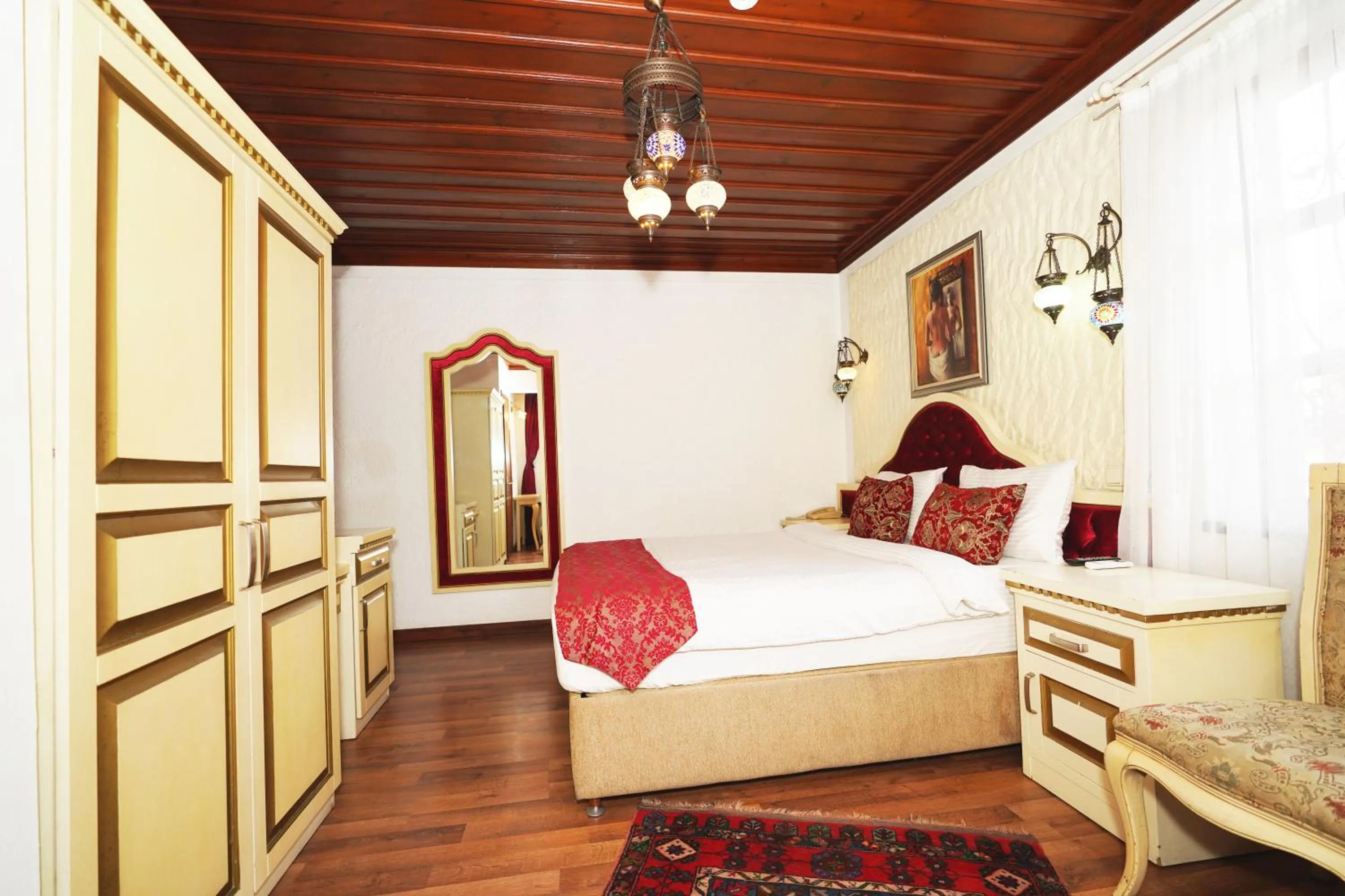 Photo of the whole room, Bed in Cicerone Lodge Hotel