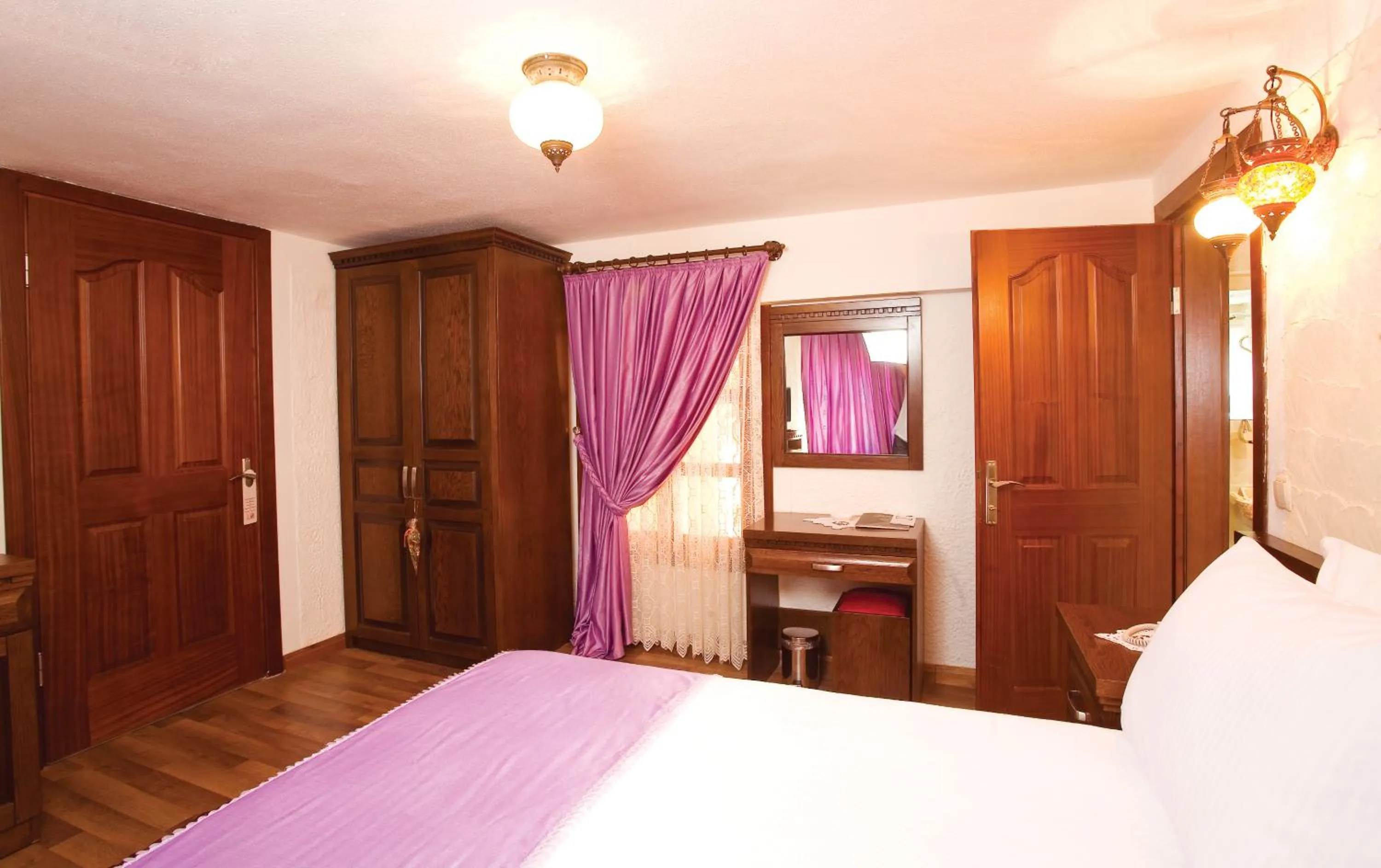 Bed in Cicerone Lodge Hotel