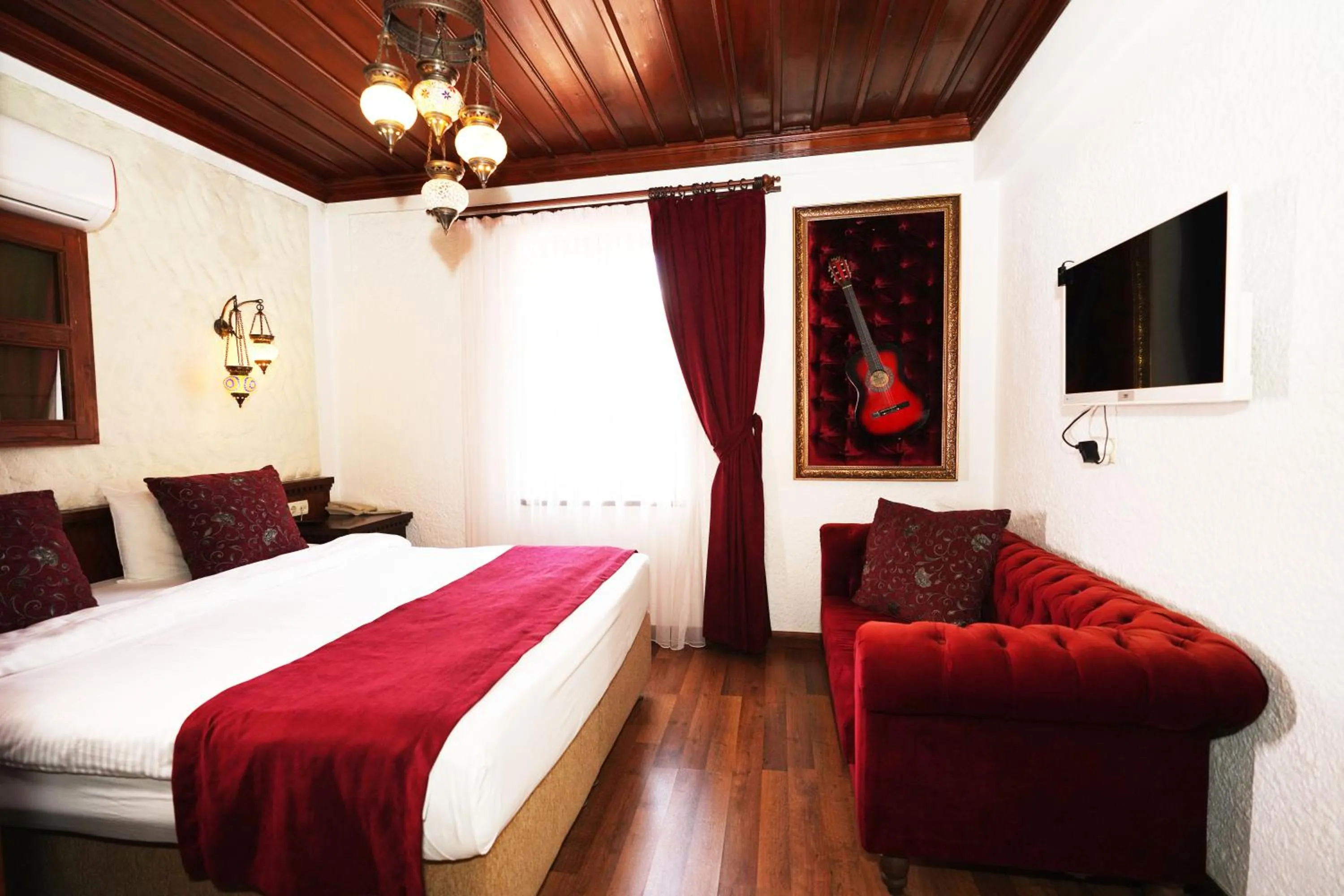 Photo of the whole room, Bed in Cicerone Lodge Hotel