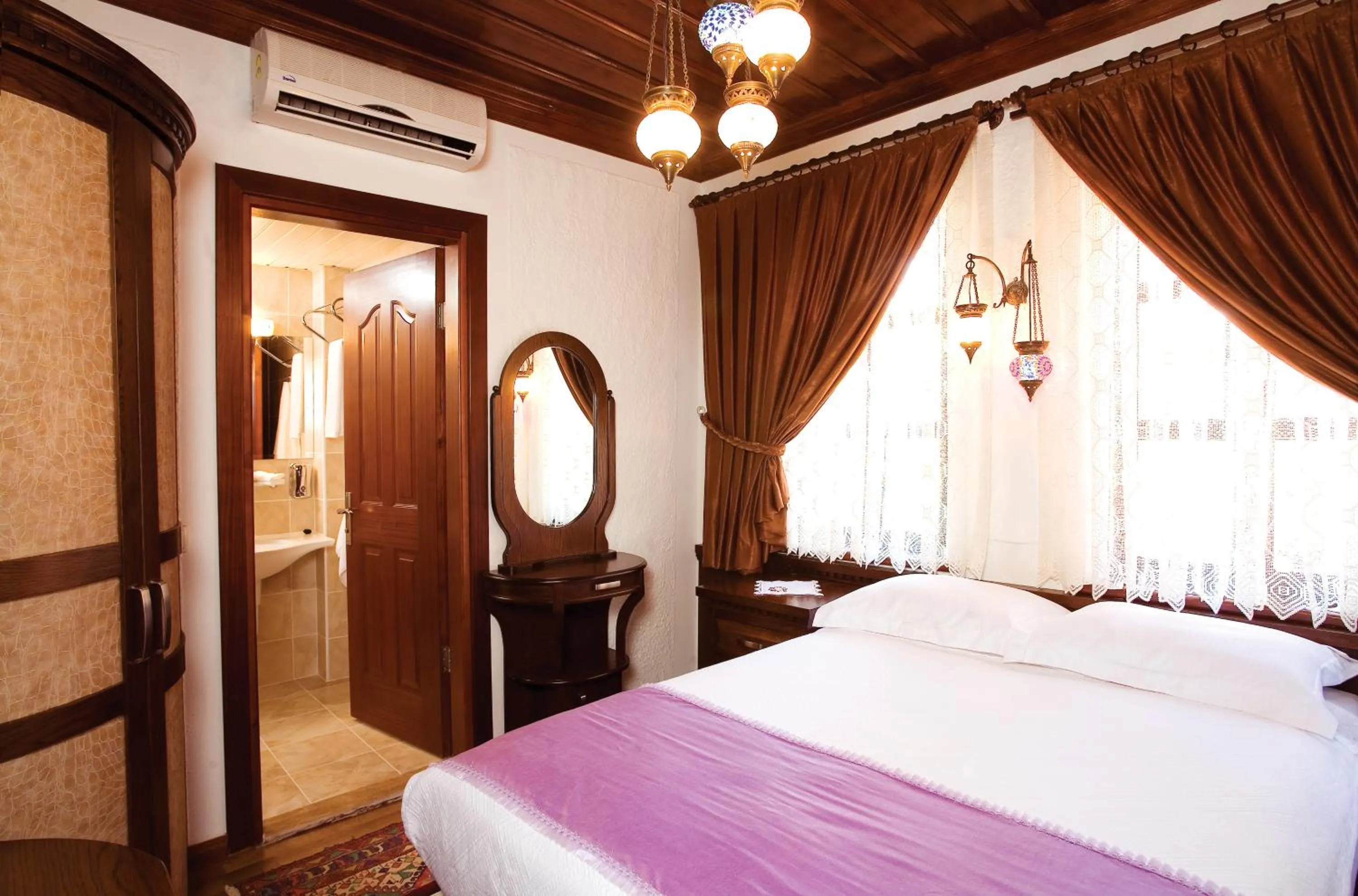 Bed in Cicerone Lodge Hotel