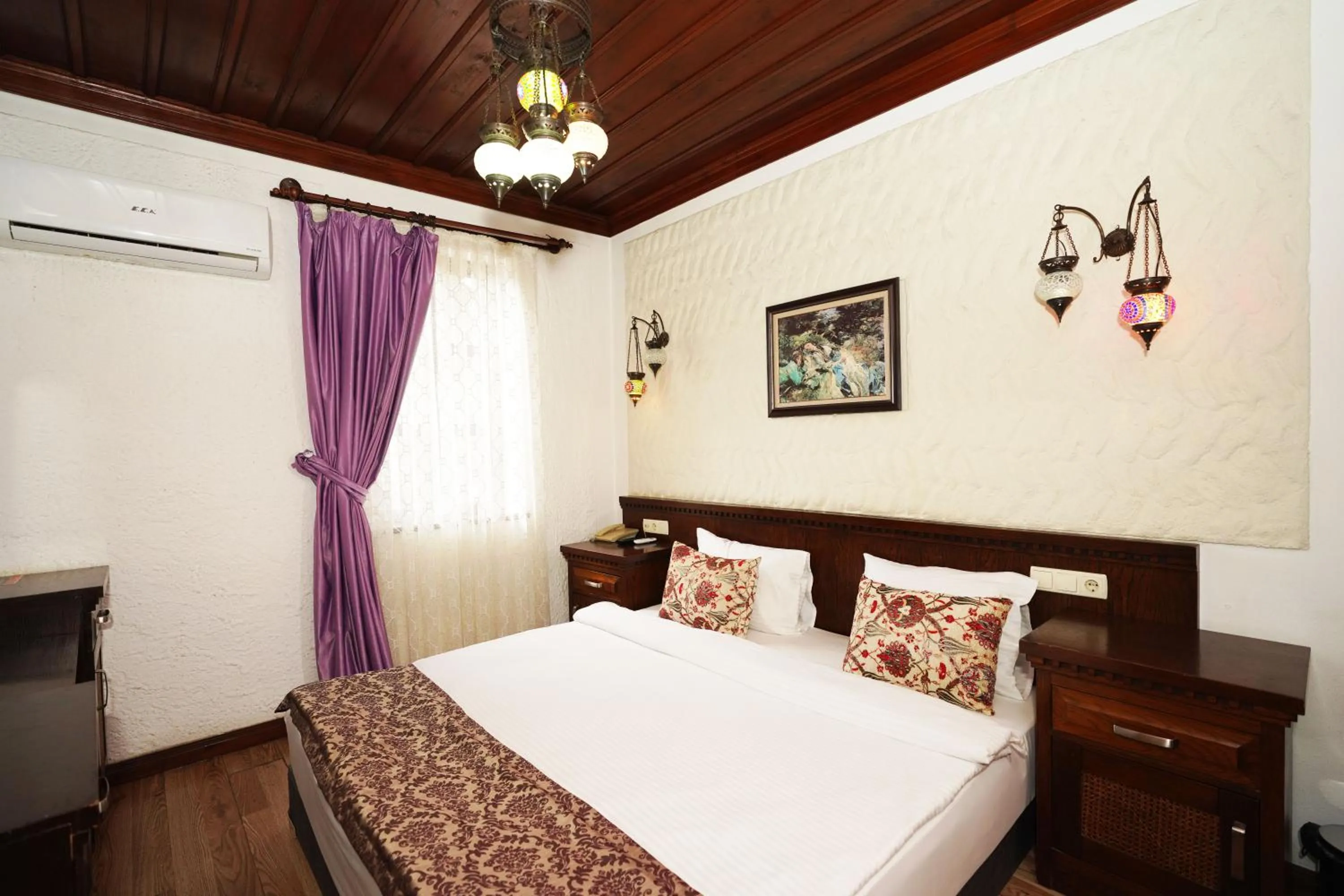 Bed in Cicerone Lodge Hotel