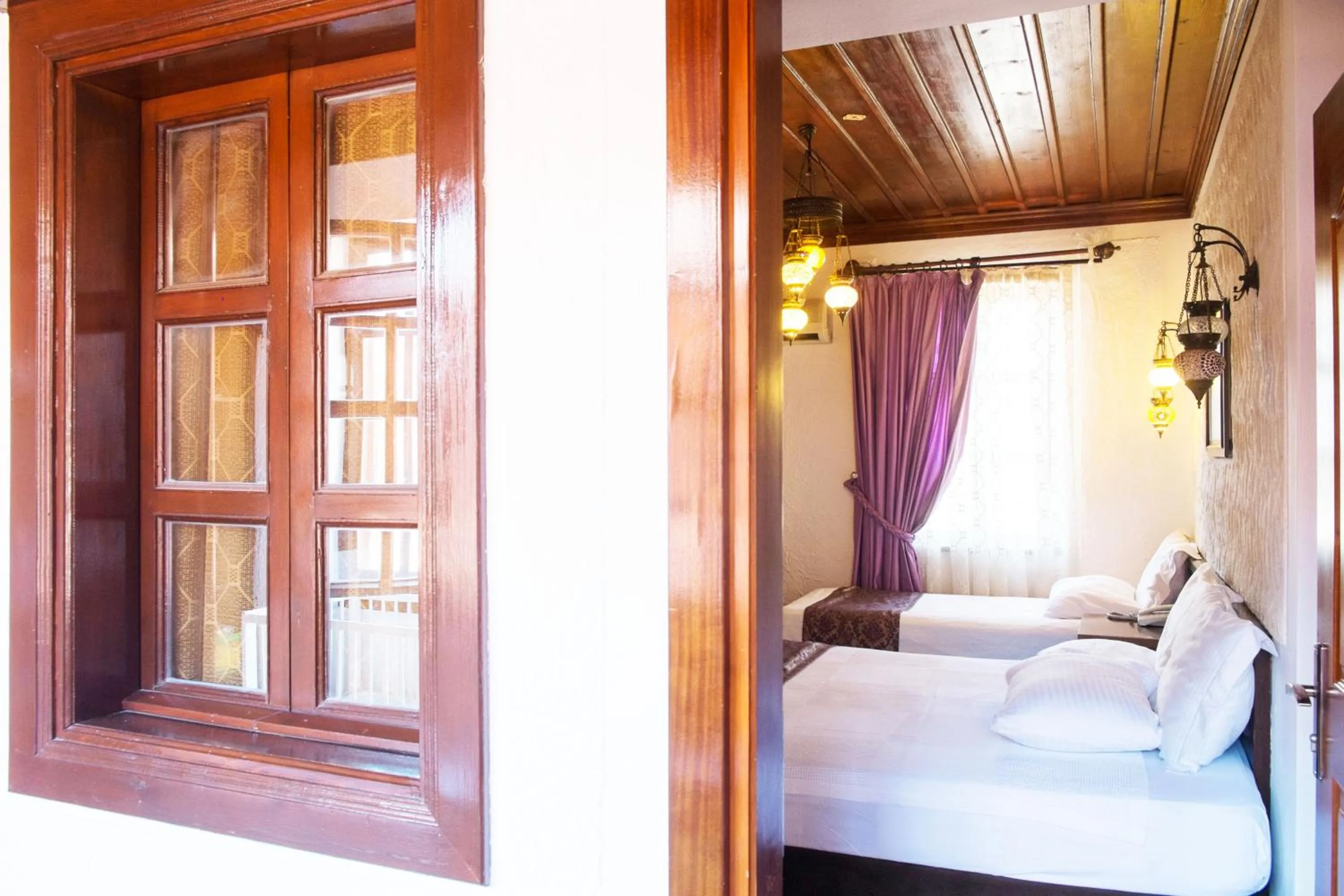 Bed in Cicerone Lodge Hotel