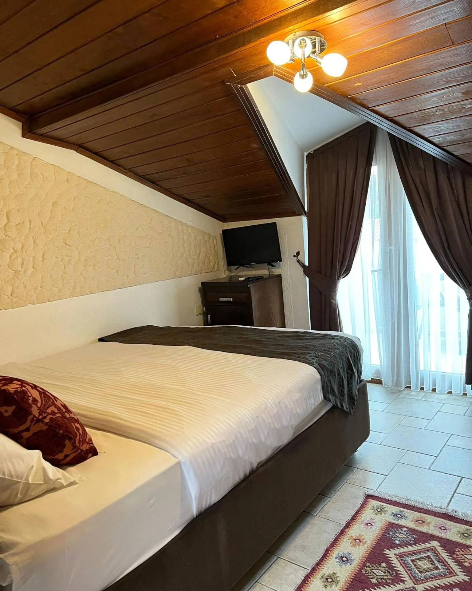 Bed in Cicerone Lodge Hotel