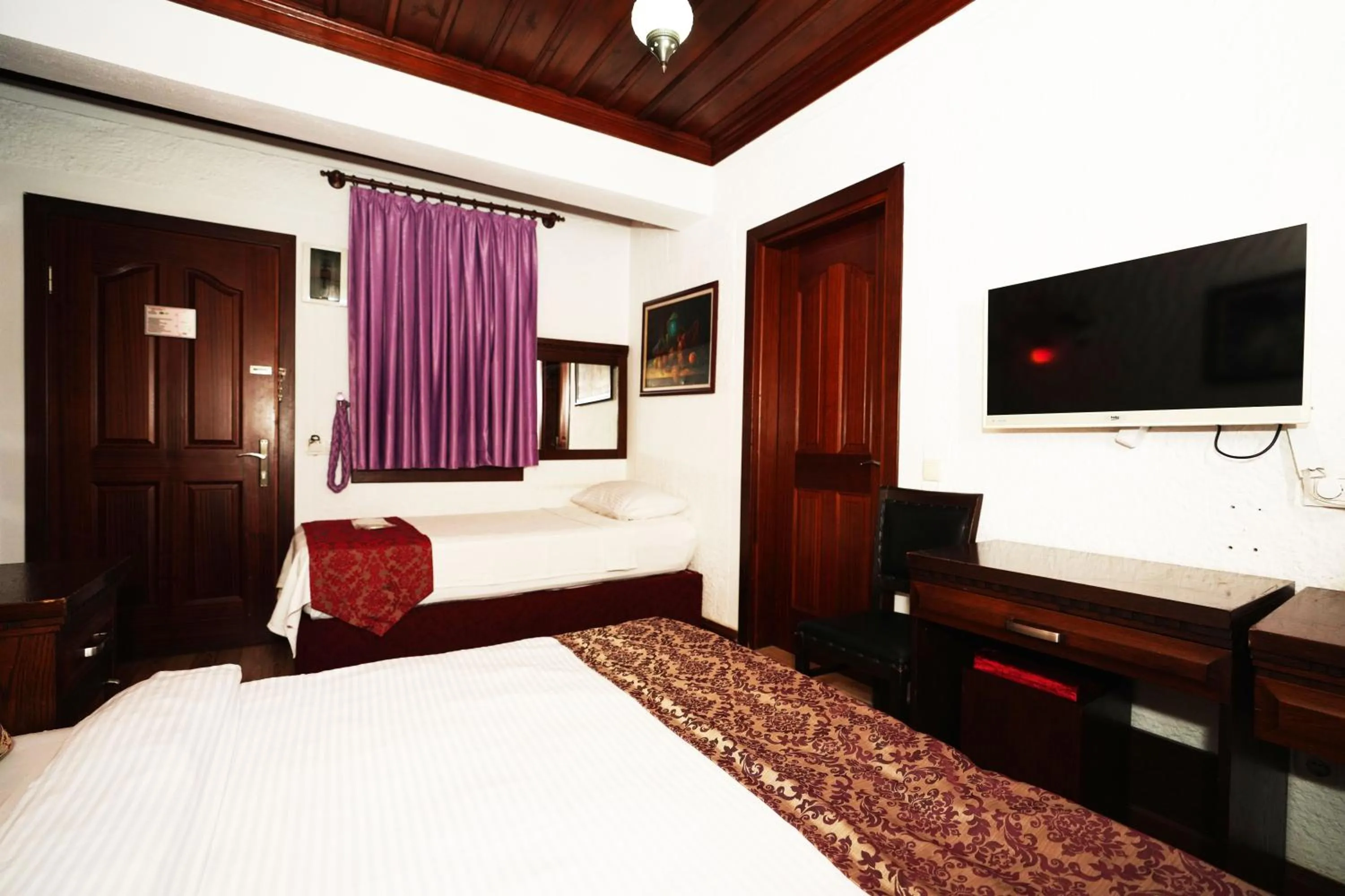 Bed in Cicerone Lodge Hotel