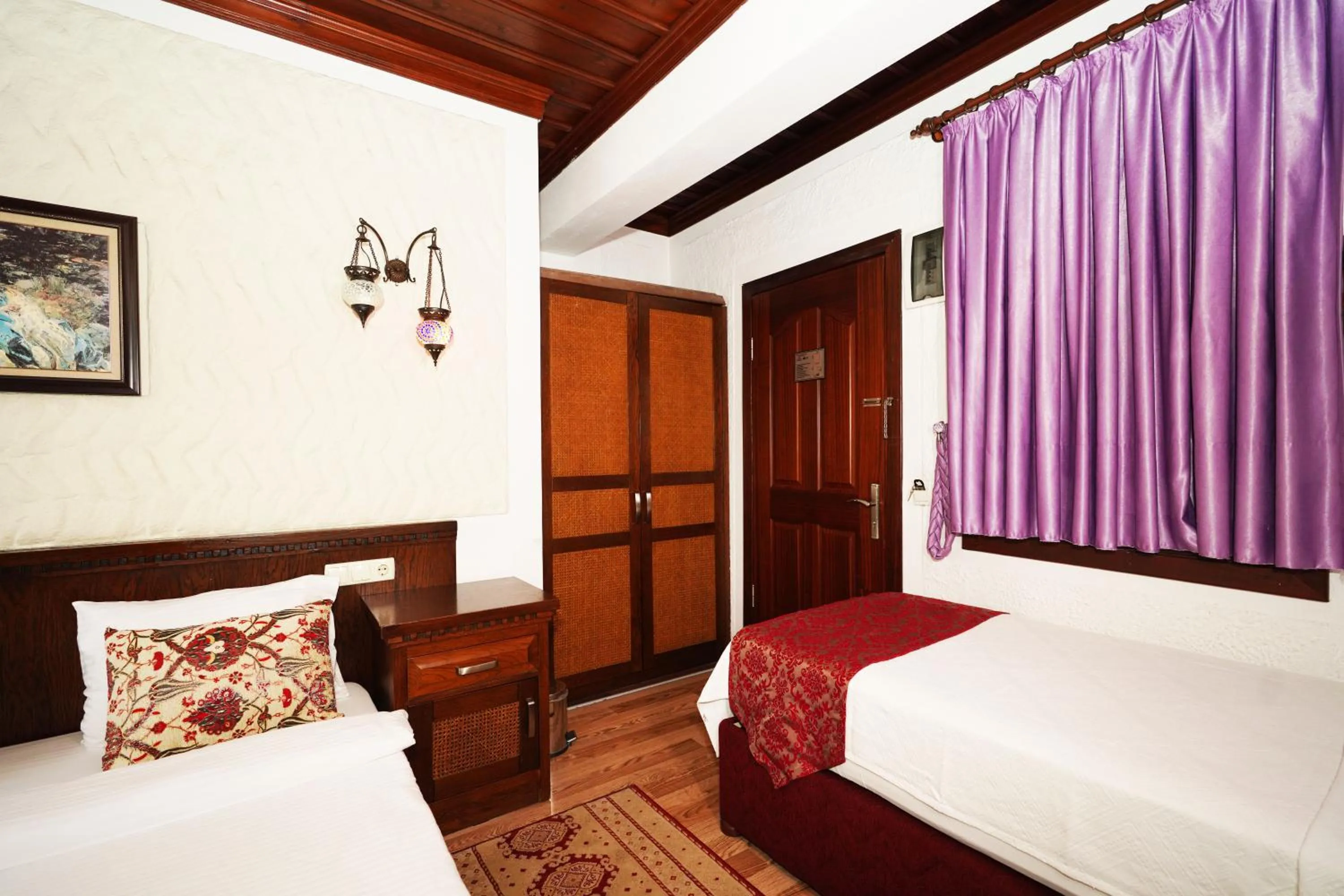 Bed in Cicerone Lodge Hotel