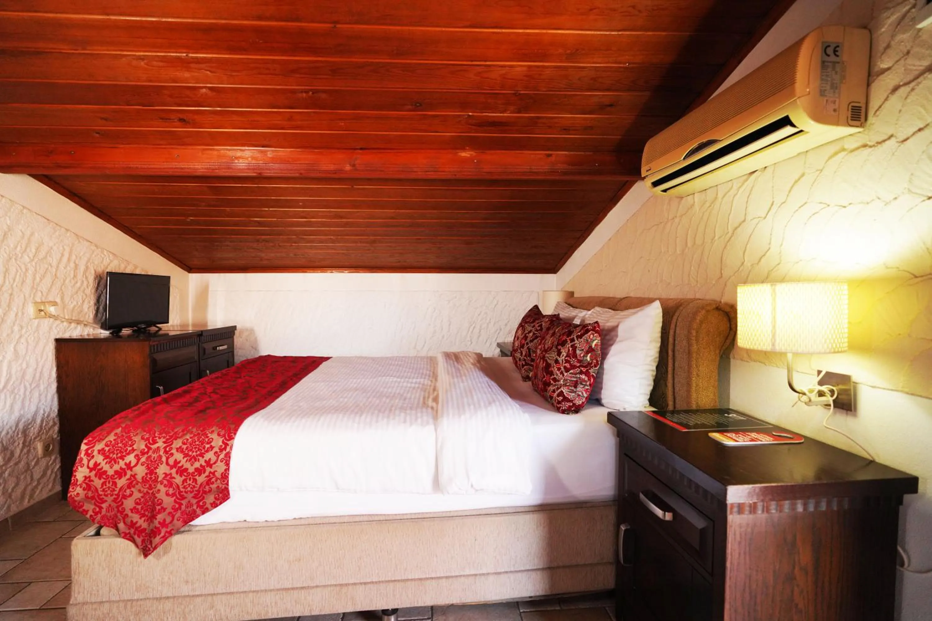 Bed in Cicerone Lodge Hotel