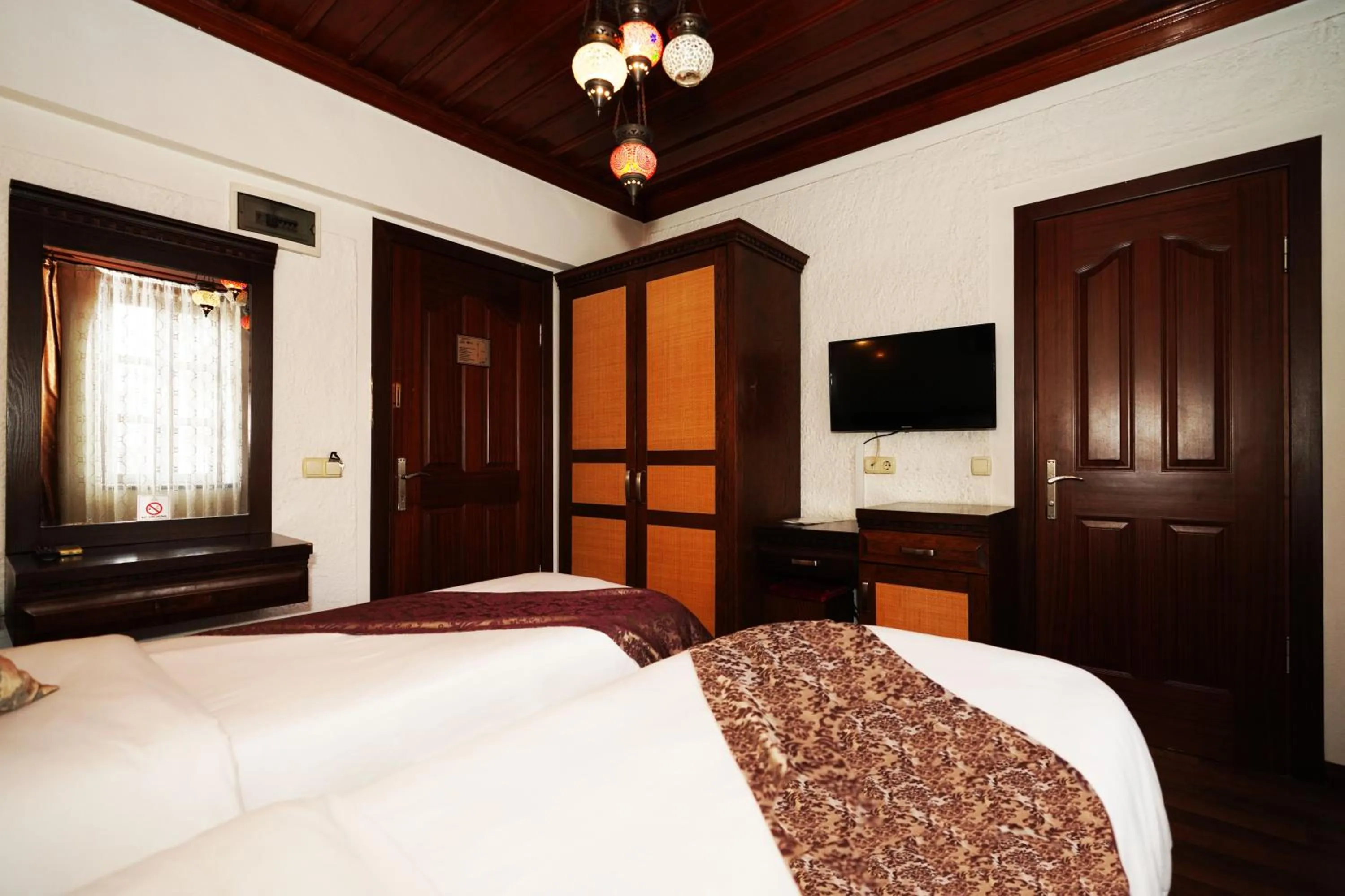 Bed in Cicerone Lodge Hotel