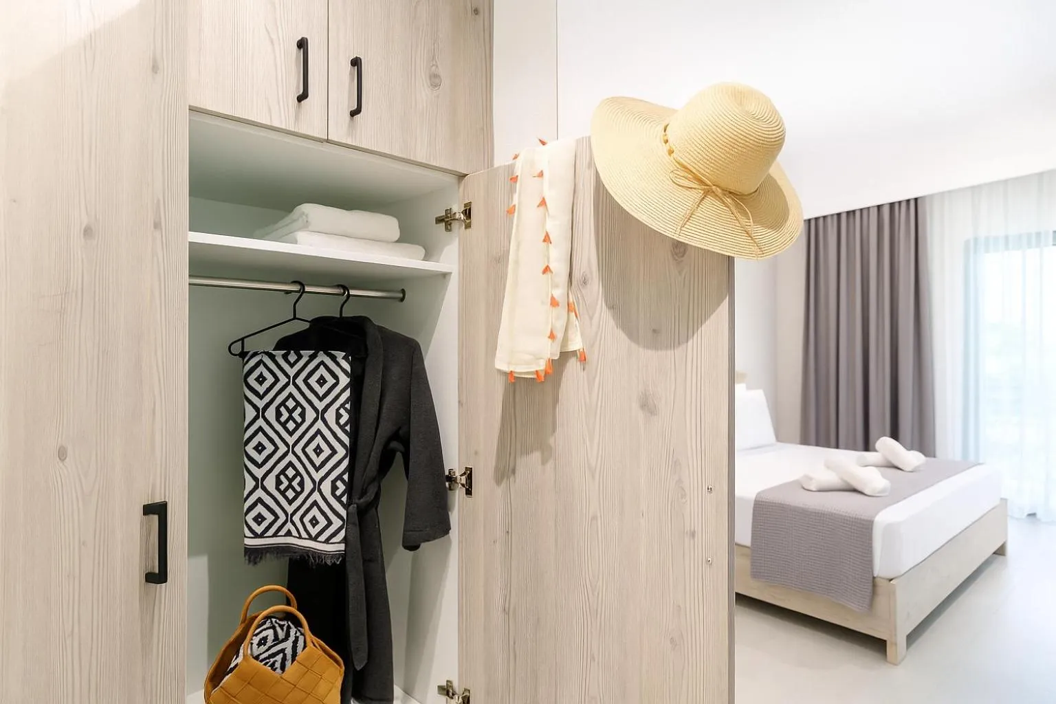 wardrobe, Bed in Samel Hotel