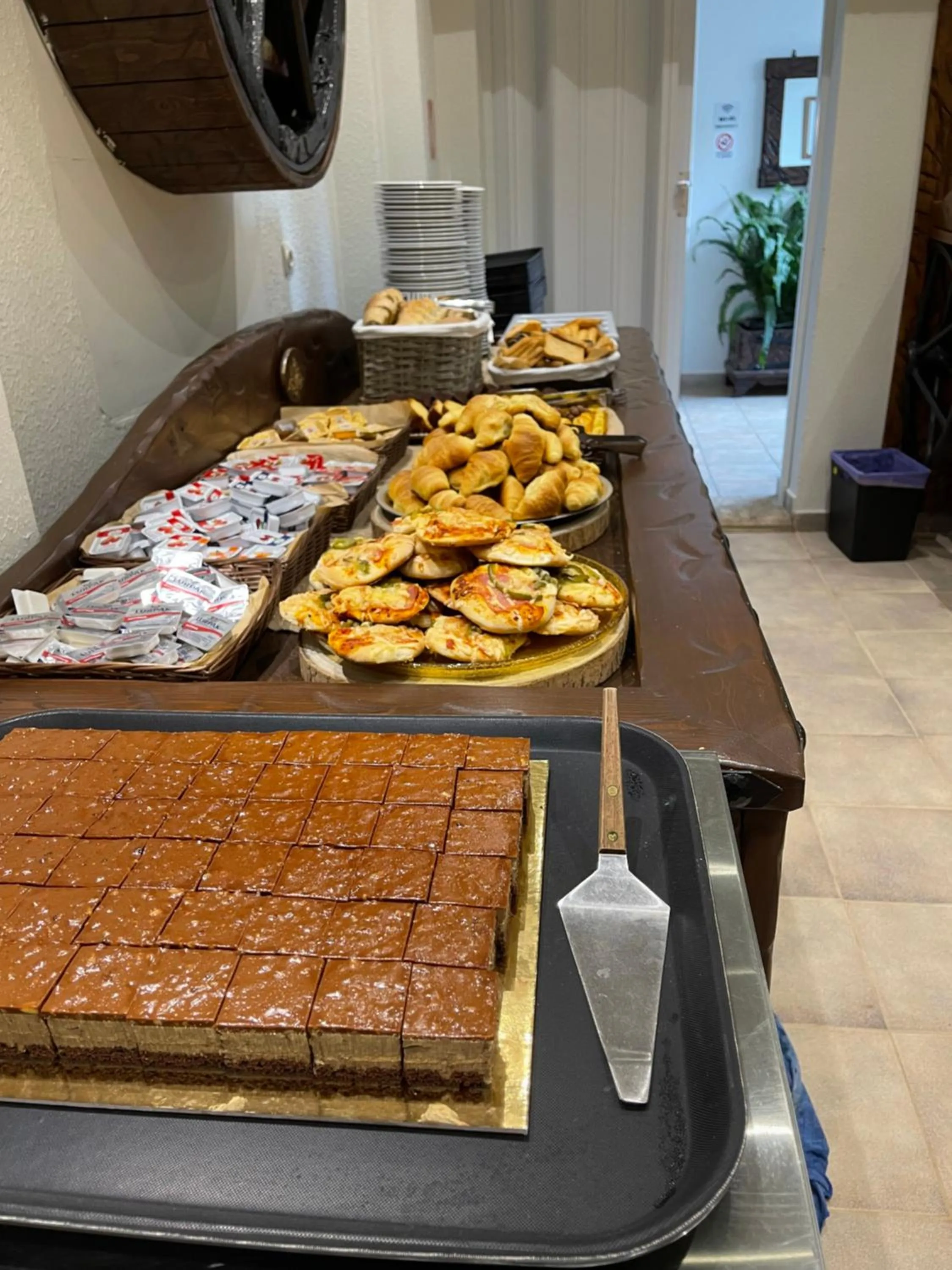 Restaurant/places to eat in Samel Hotel