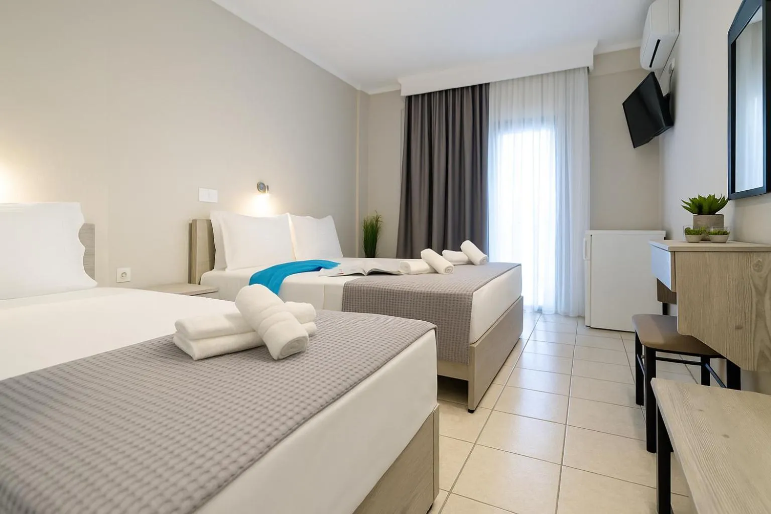 Photo of the whole room, Bed in Samel Hotel