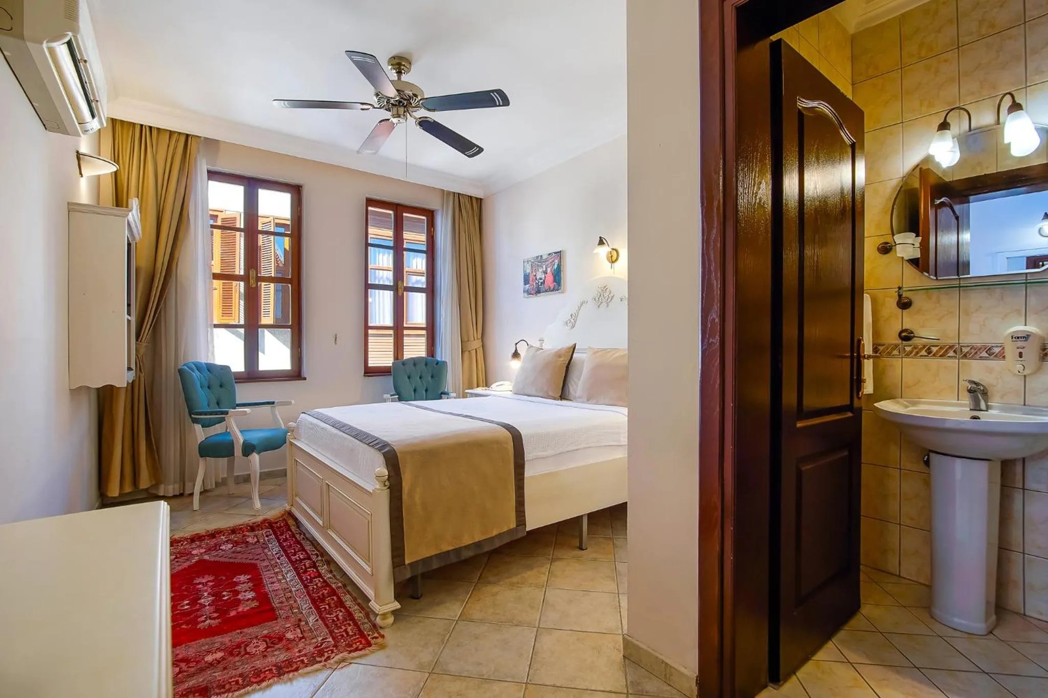 Photo of the whole room, Bed in La Paloma Hotel