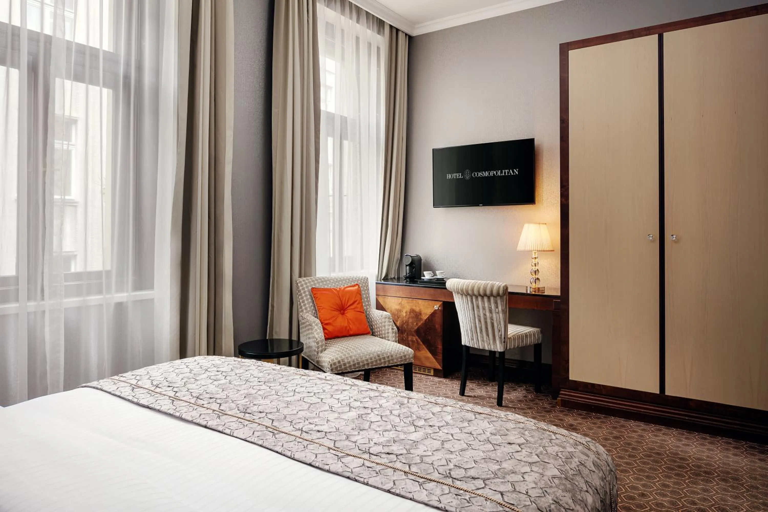 TV and multimedia, Bed in COSMOPOLITAN Hotel Prague