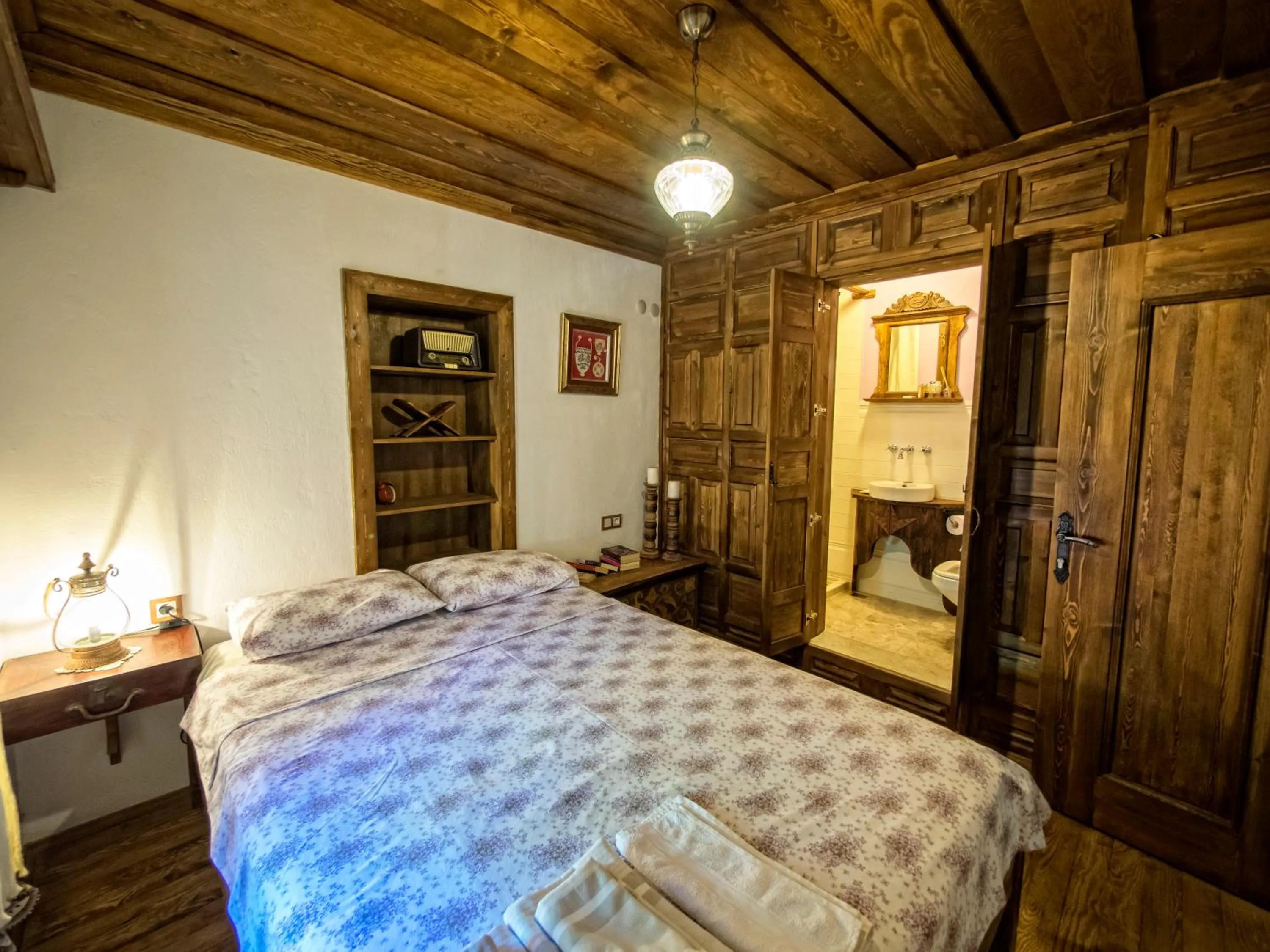 Property building, Bed in Yeni Gelin Evi