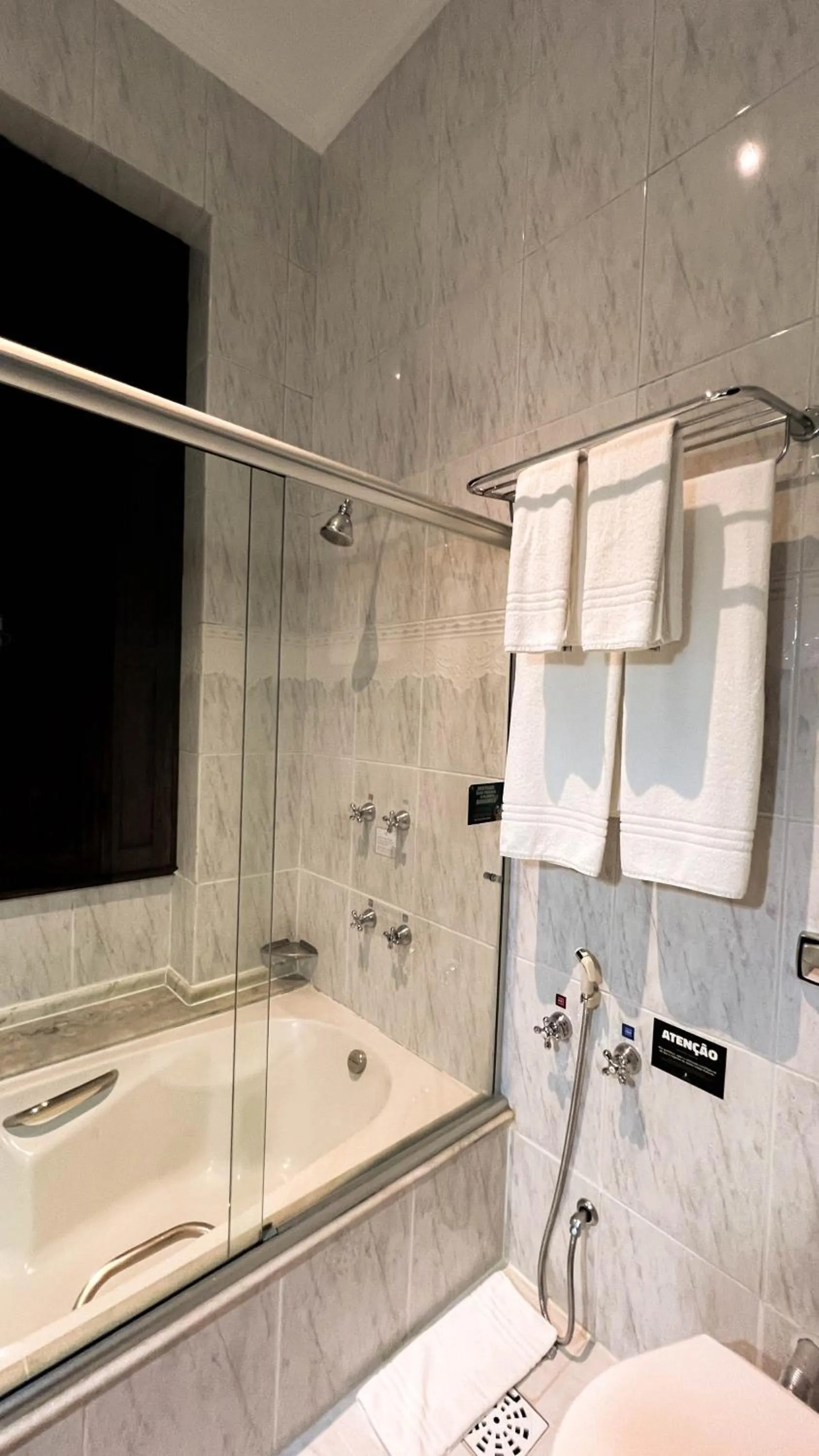 Shower in Johnscher by SJ - San Juan Curitiba