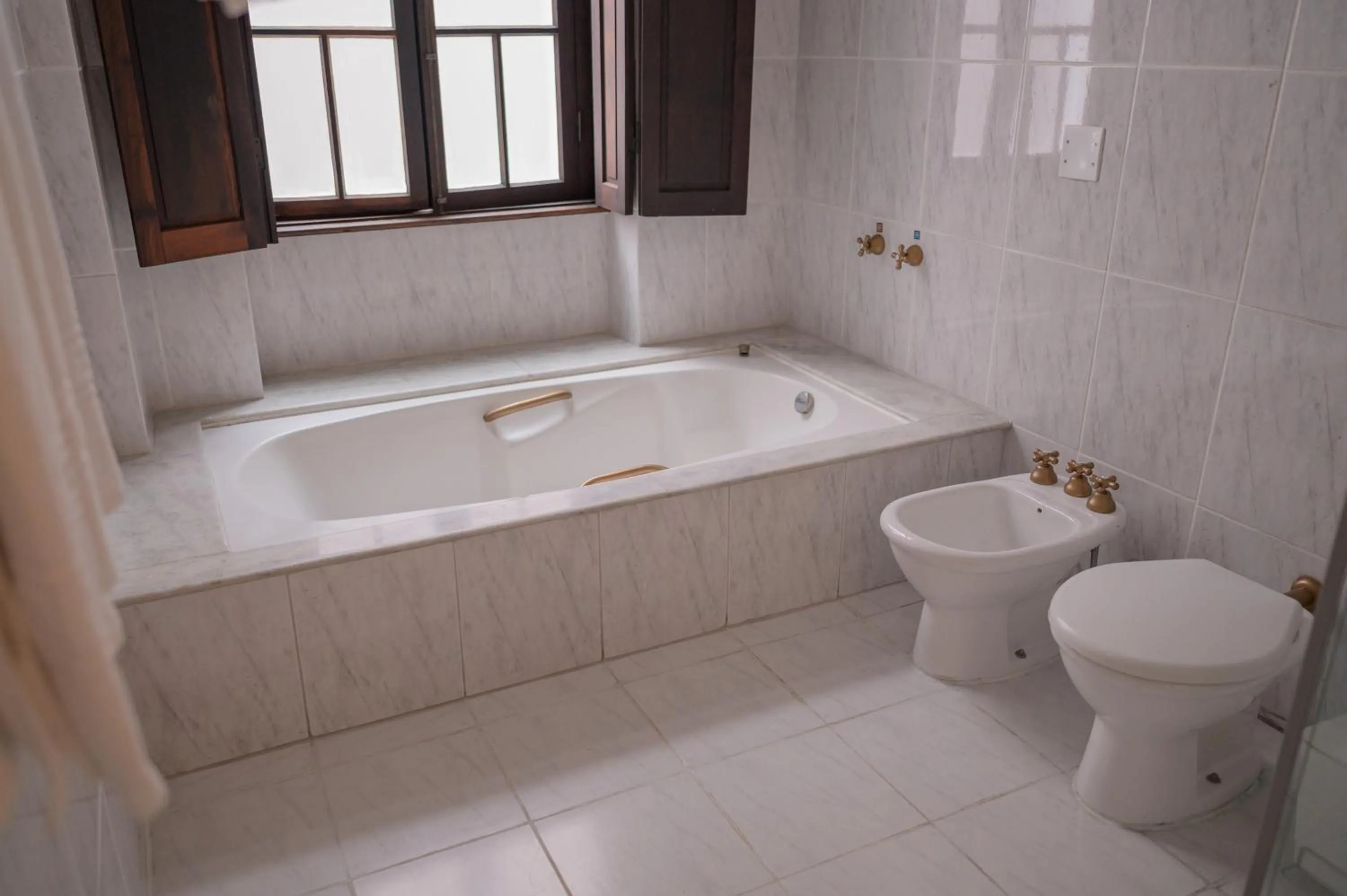 Bathroom in Johnscher by SJ - San Juan Curitiba