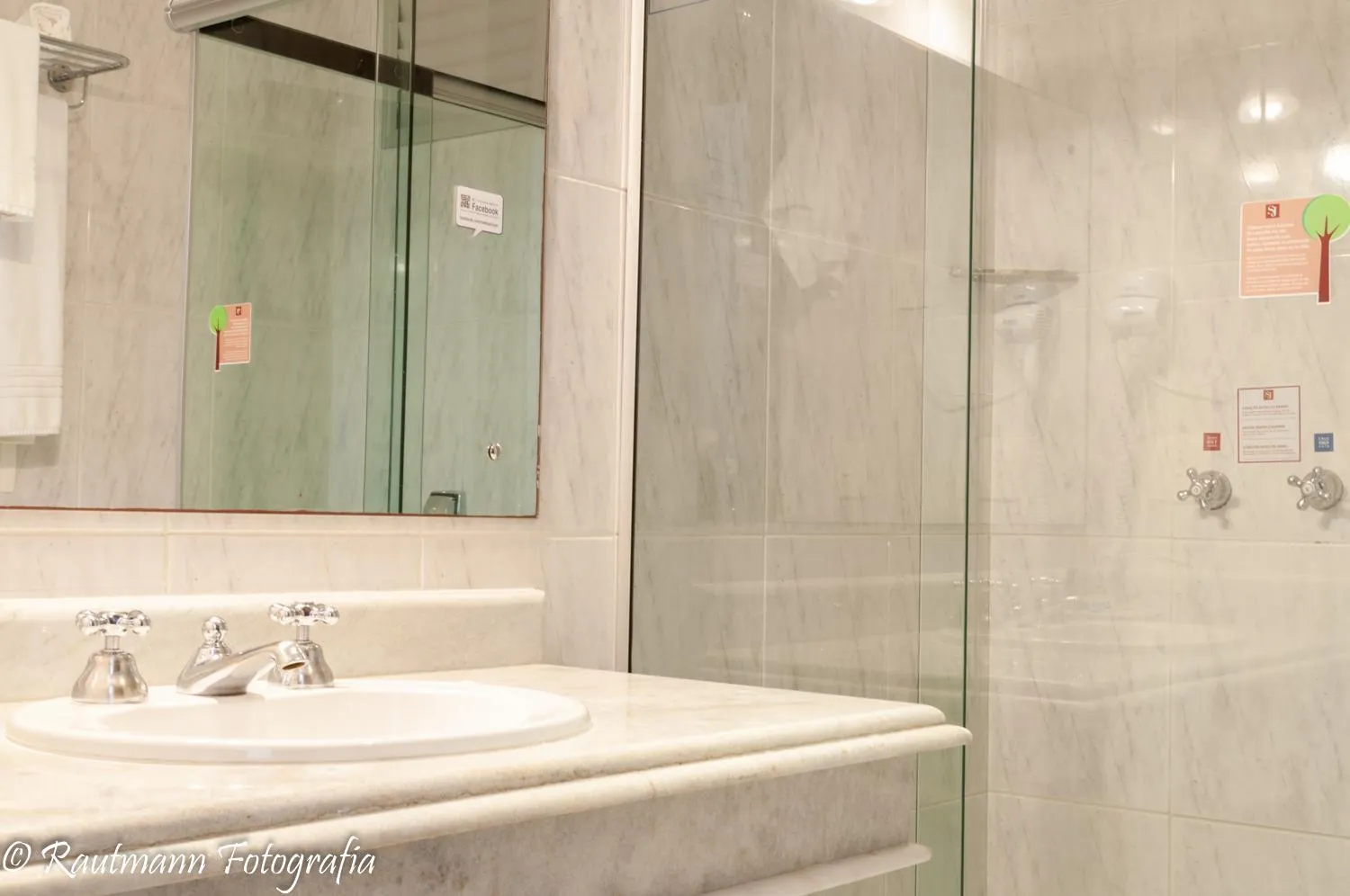 Bathroom in Johnscher by SJ - San Juan Curitiba