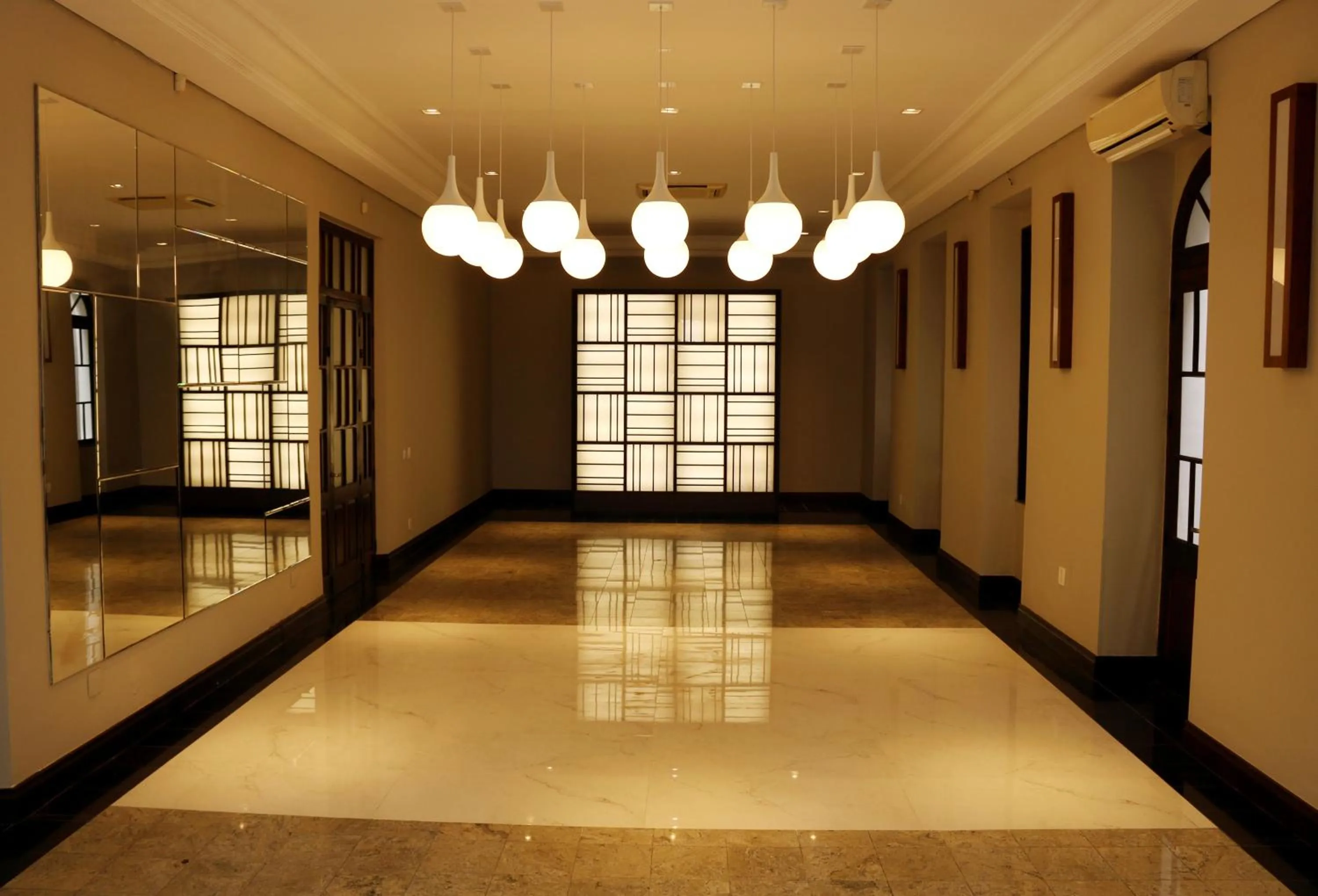 Living room in Johnscher by SJ - San Juan Curitiba