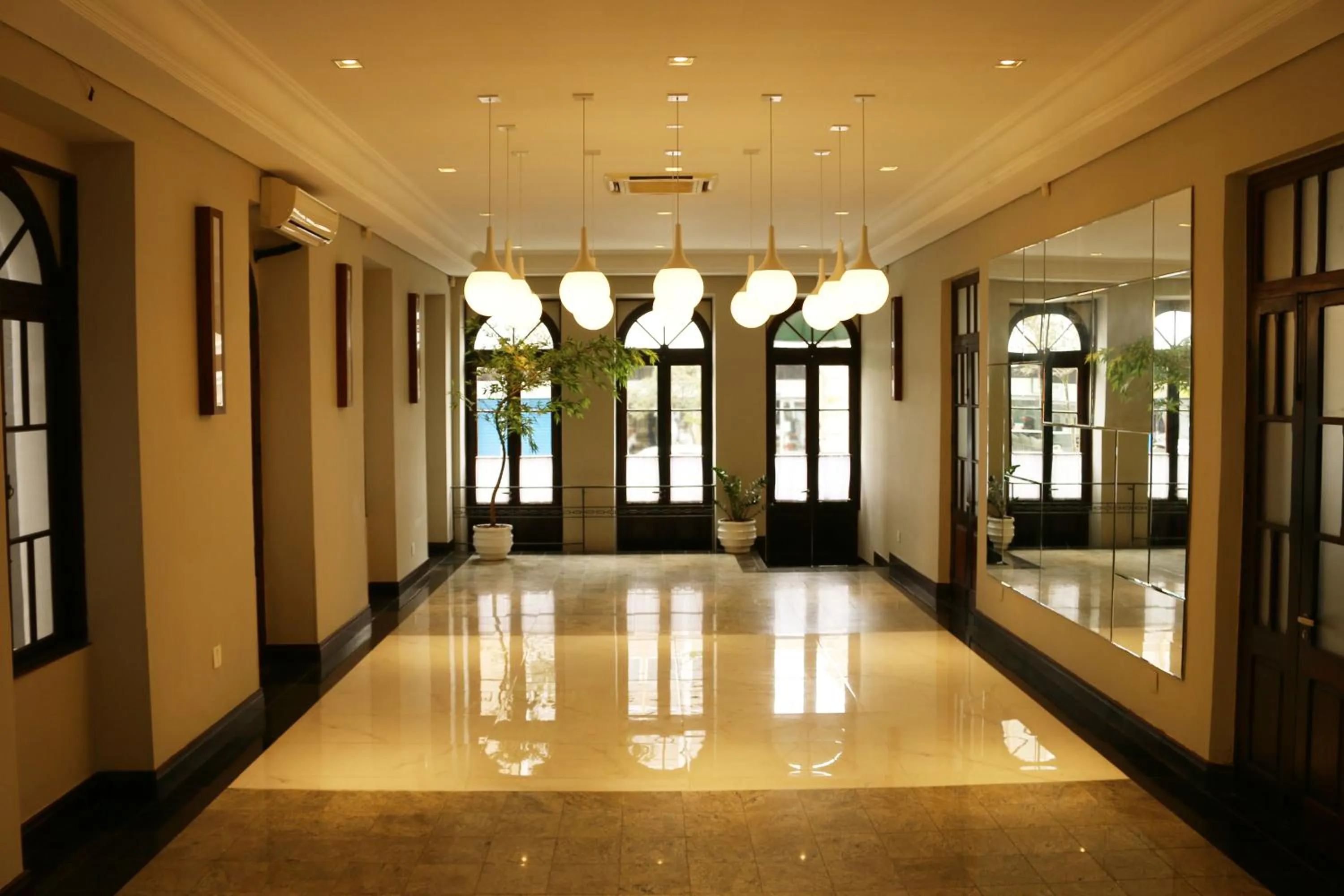 Living room in Johnscher by SJ - San Juan Curitiba