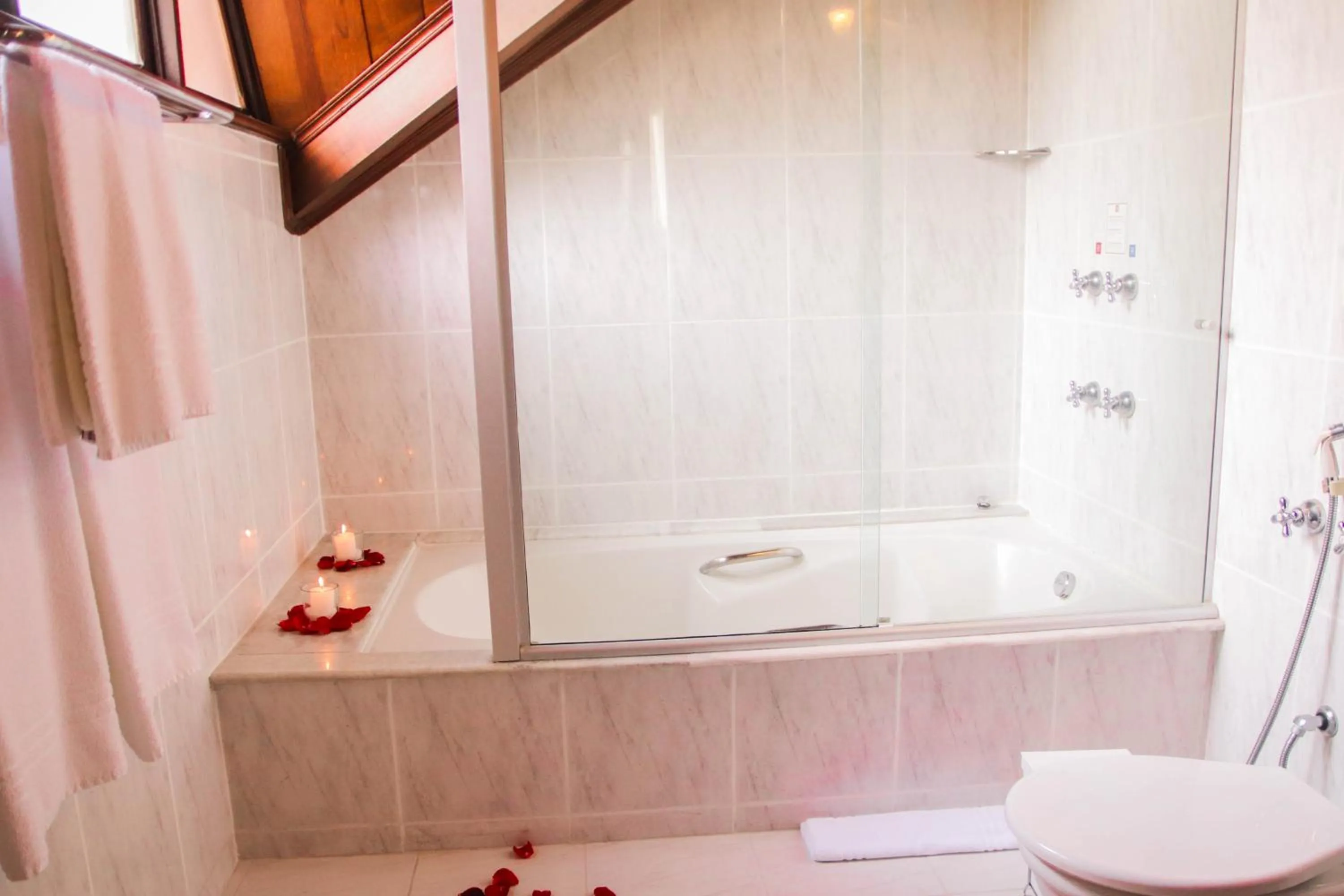 Bathroom in Johnscher by SJ - San Juan Curitiba