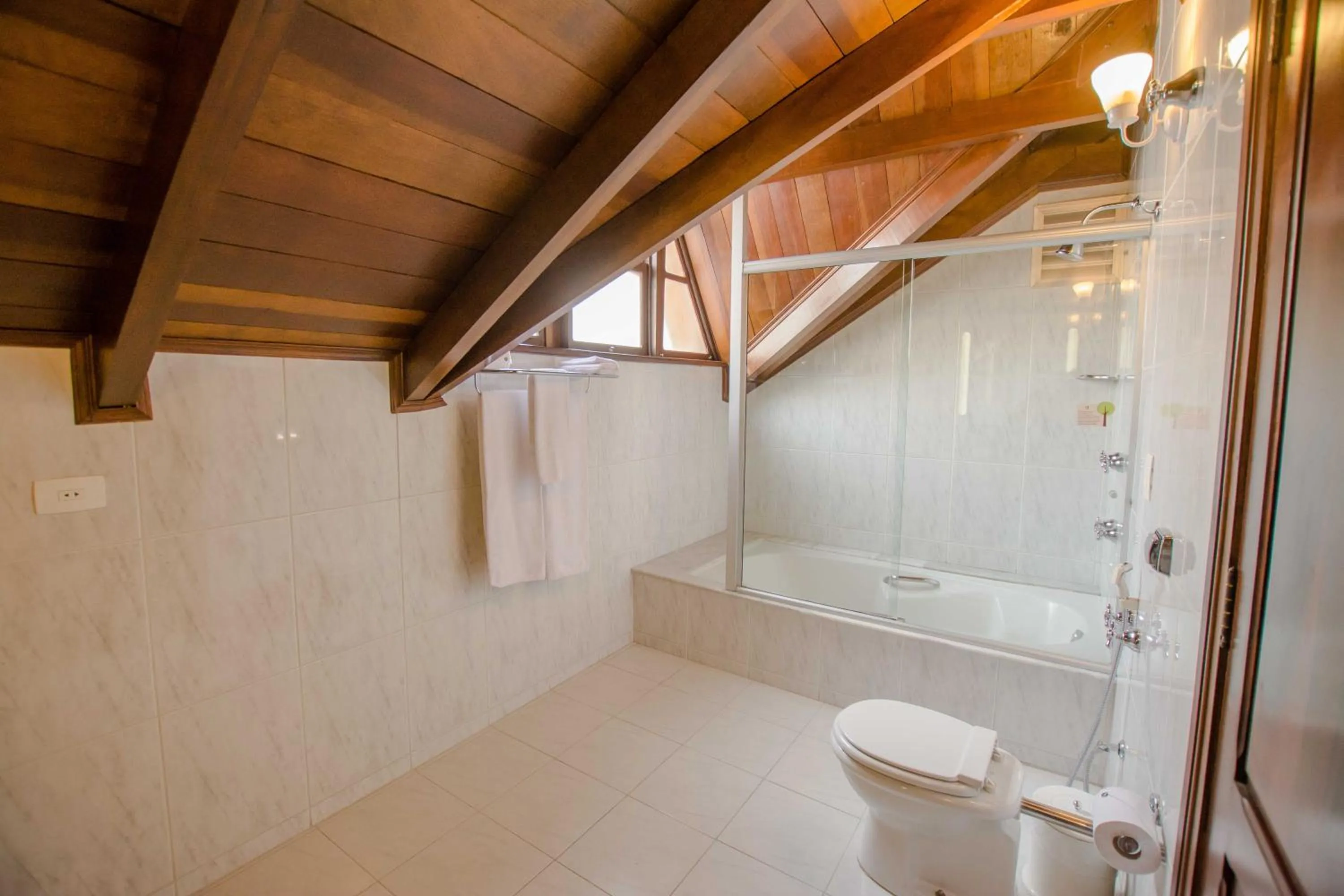 Bathroom in Johnscher by SJ - San Juan Curitiba