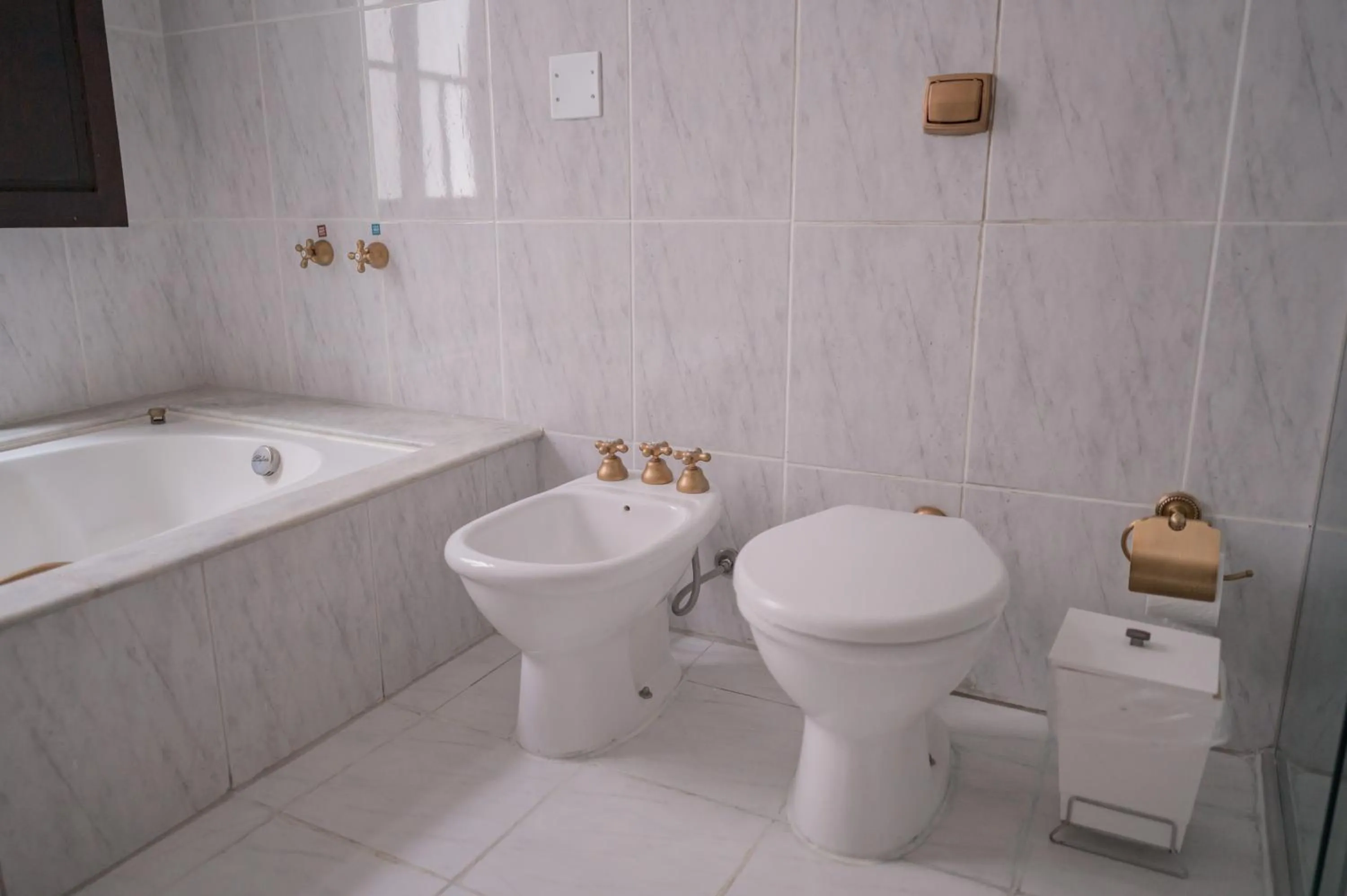 Bathroom in Johnscher by SJ - San Juan Curitiba