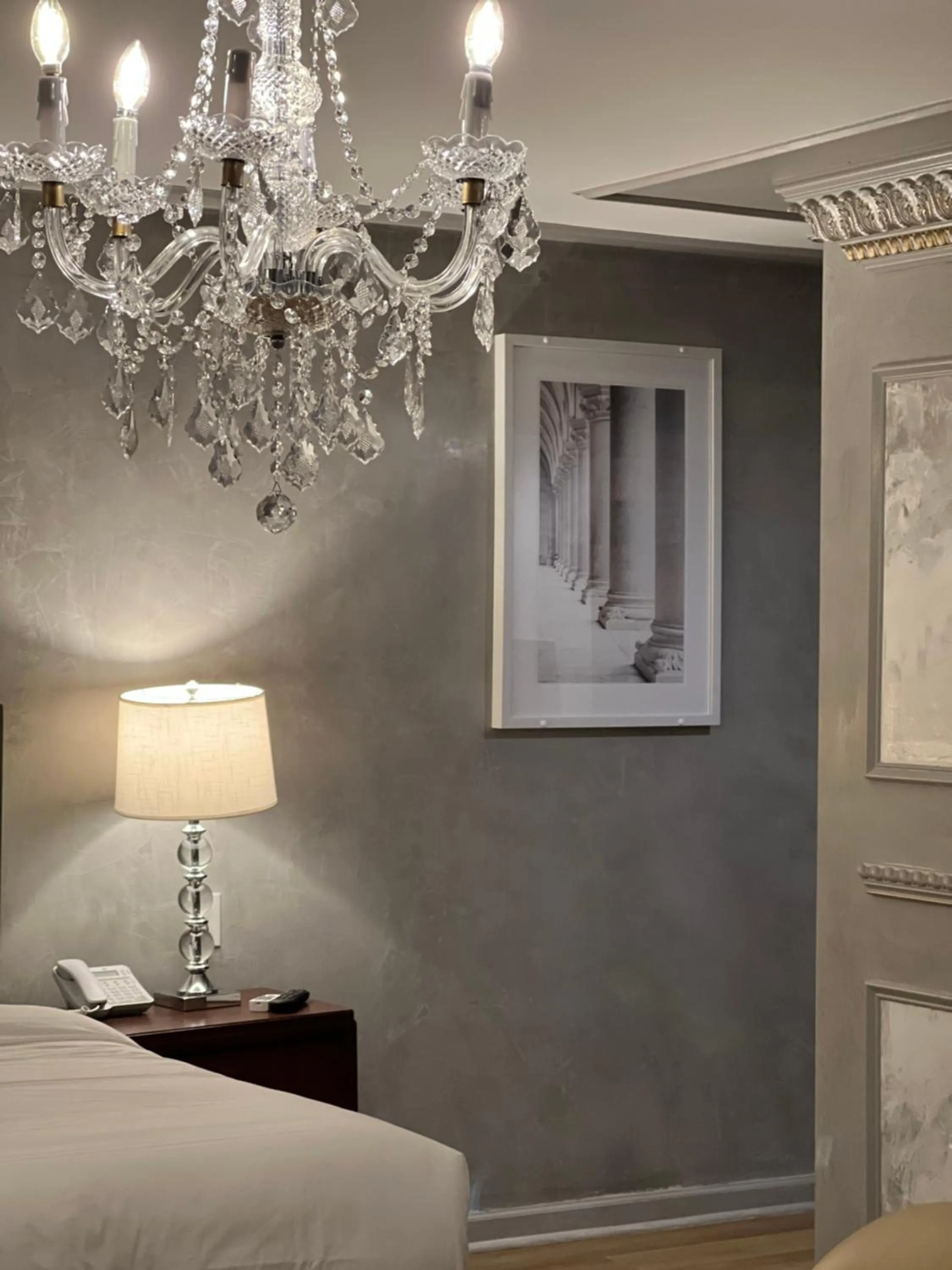 Bedroom, Bed in Chateau Suites