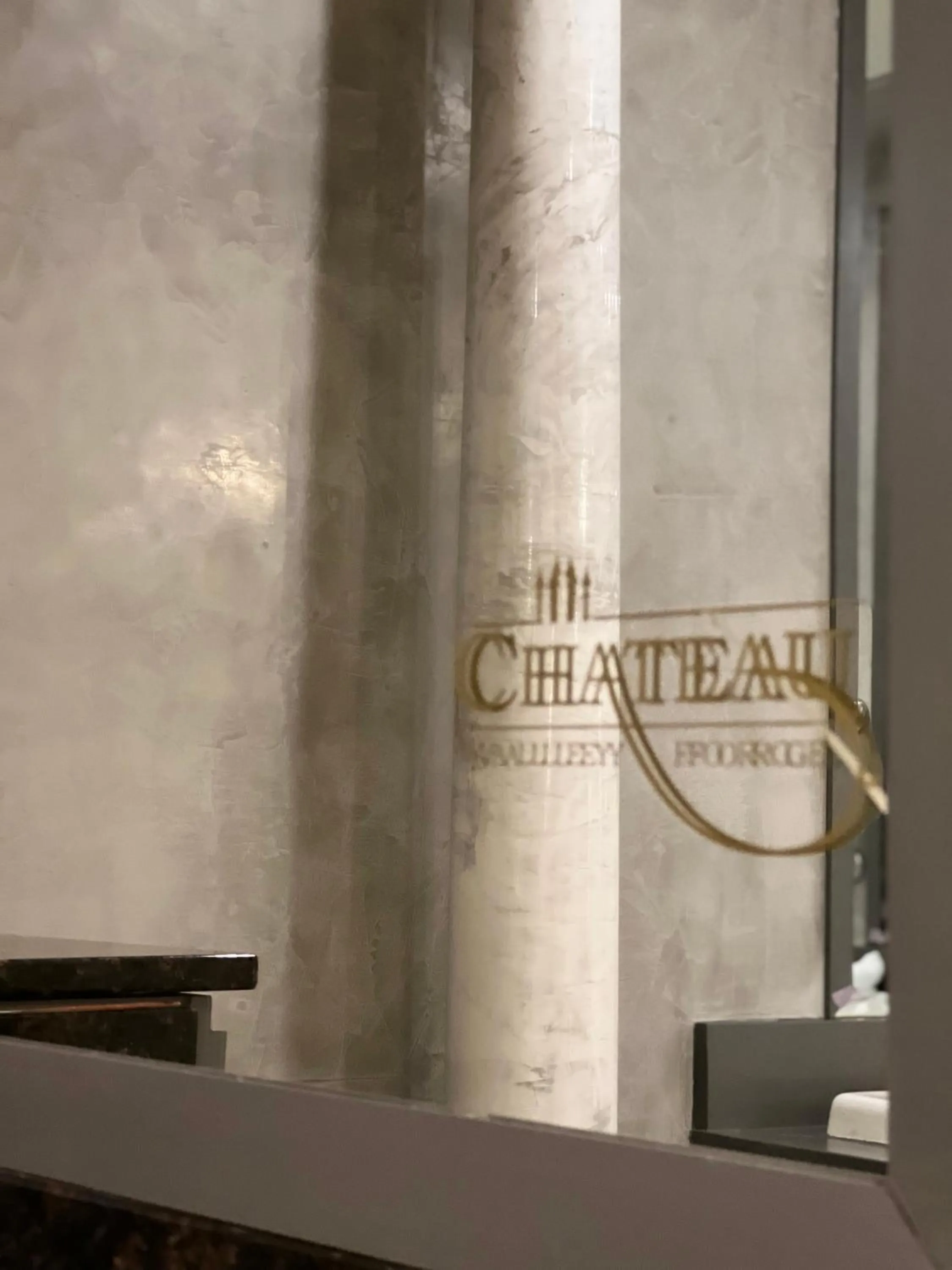 Logo/Certificate/Sign in Chateau Suites