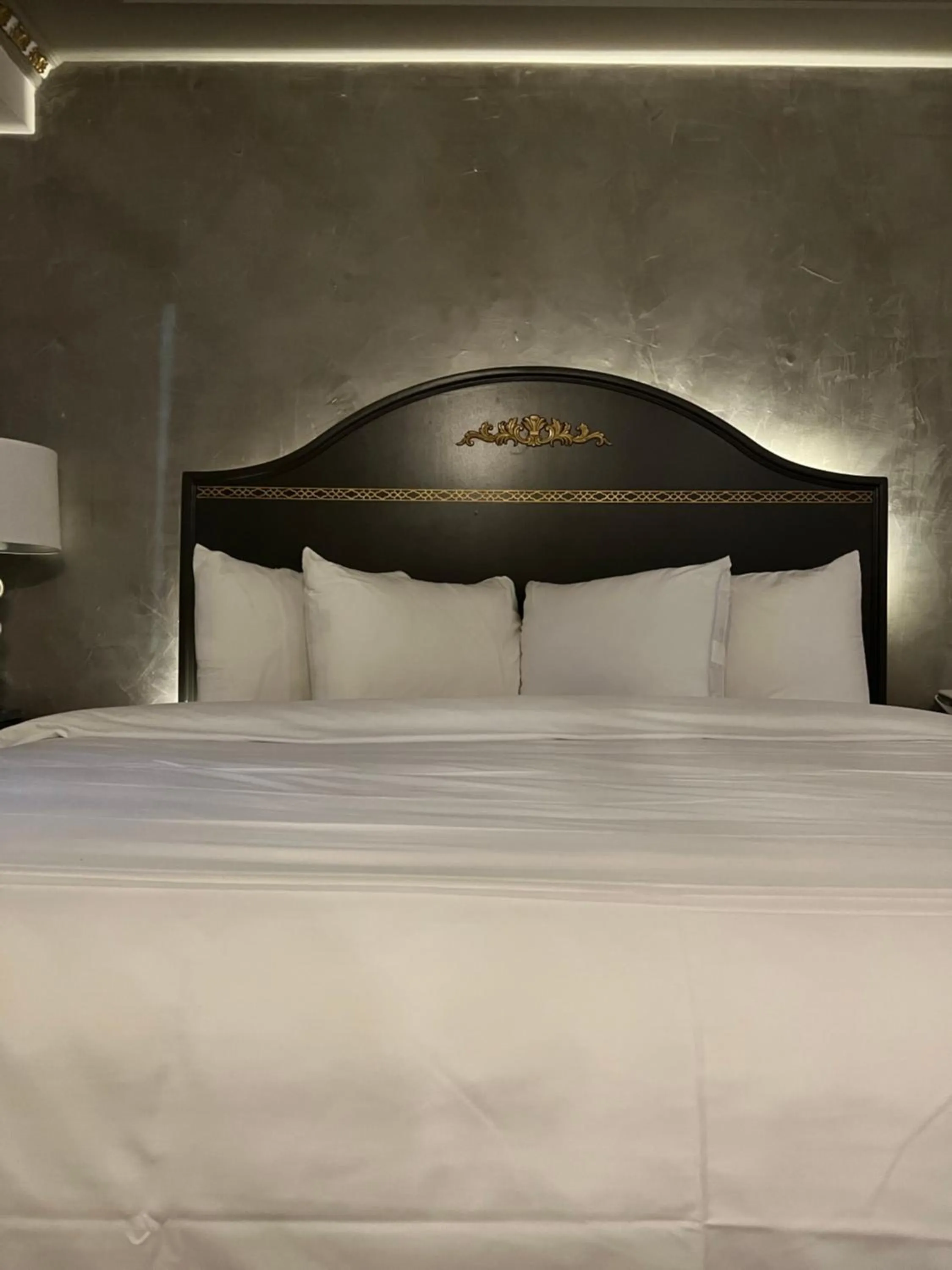 Bedroom, Bed in Chateau Suites