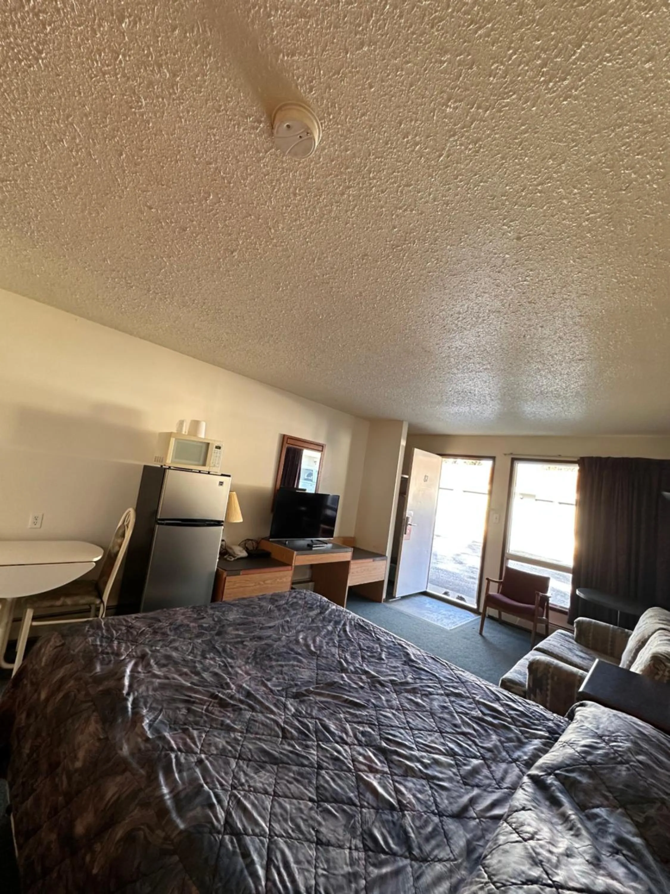 TV and multimedia, Bed in Howard Johnson by Wyndham Edson