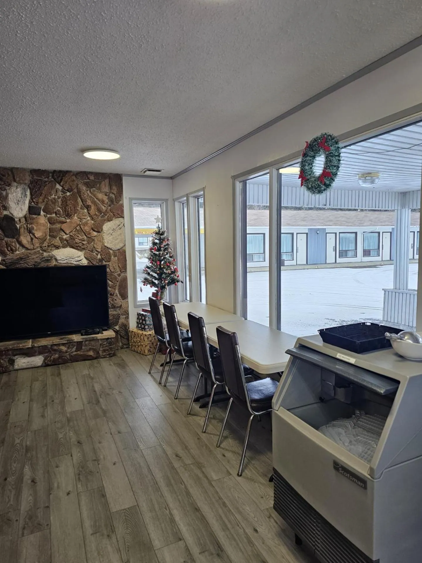 Breakfast in Howard Johnson by Wyndham Edson