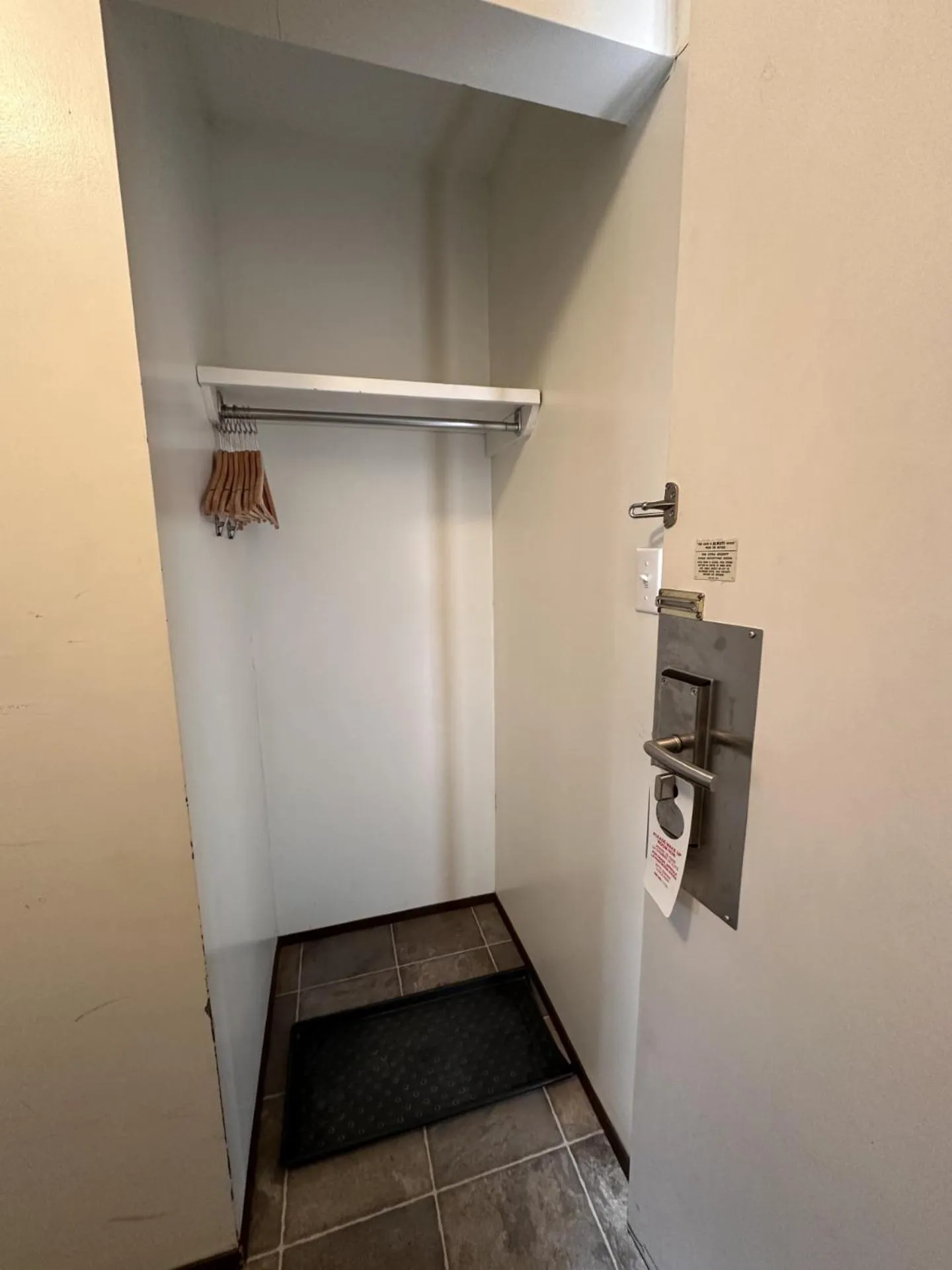 microwave in Howard Johnson by Wyndham Edson