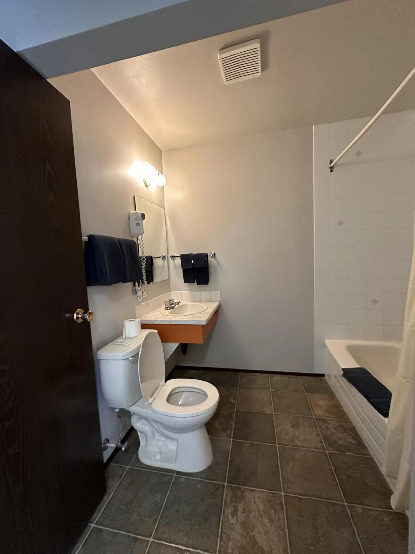 Bathroom in Howard Johnson by Wyndham Edson