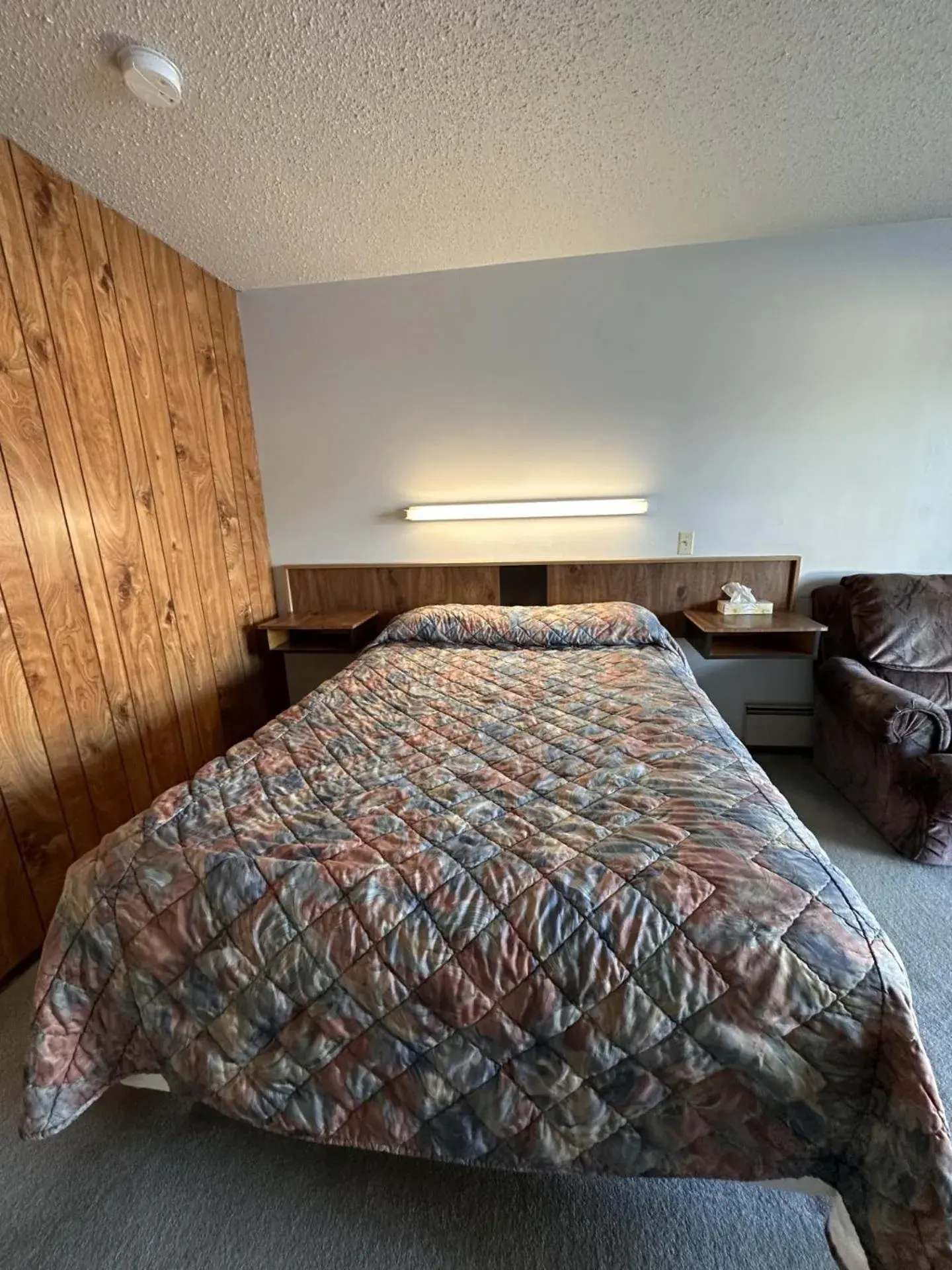 Queen Room with Bathtub with Grab Bars - Mobility Accessible/Non-Smoking in Howard Johnson by Wyndham Edson Queen Room with Bathtub with Grab Bars - Mobility Accessible/Non-Smoking in Howard Johnson by Wyndham Edson
