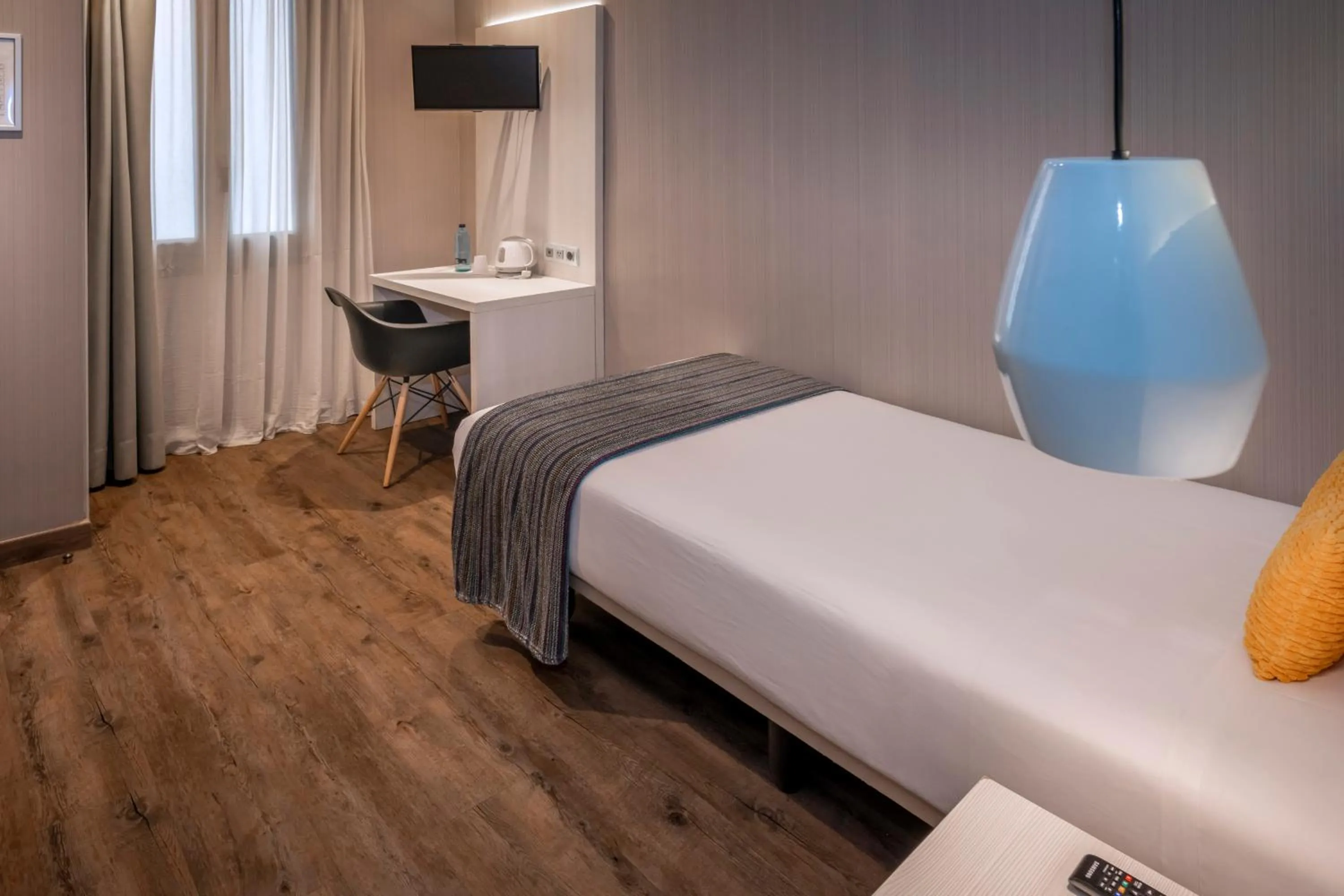 Photo of the whole room, Bed in Hostal Operaramblas