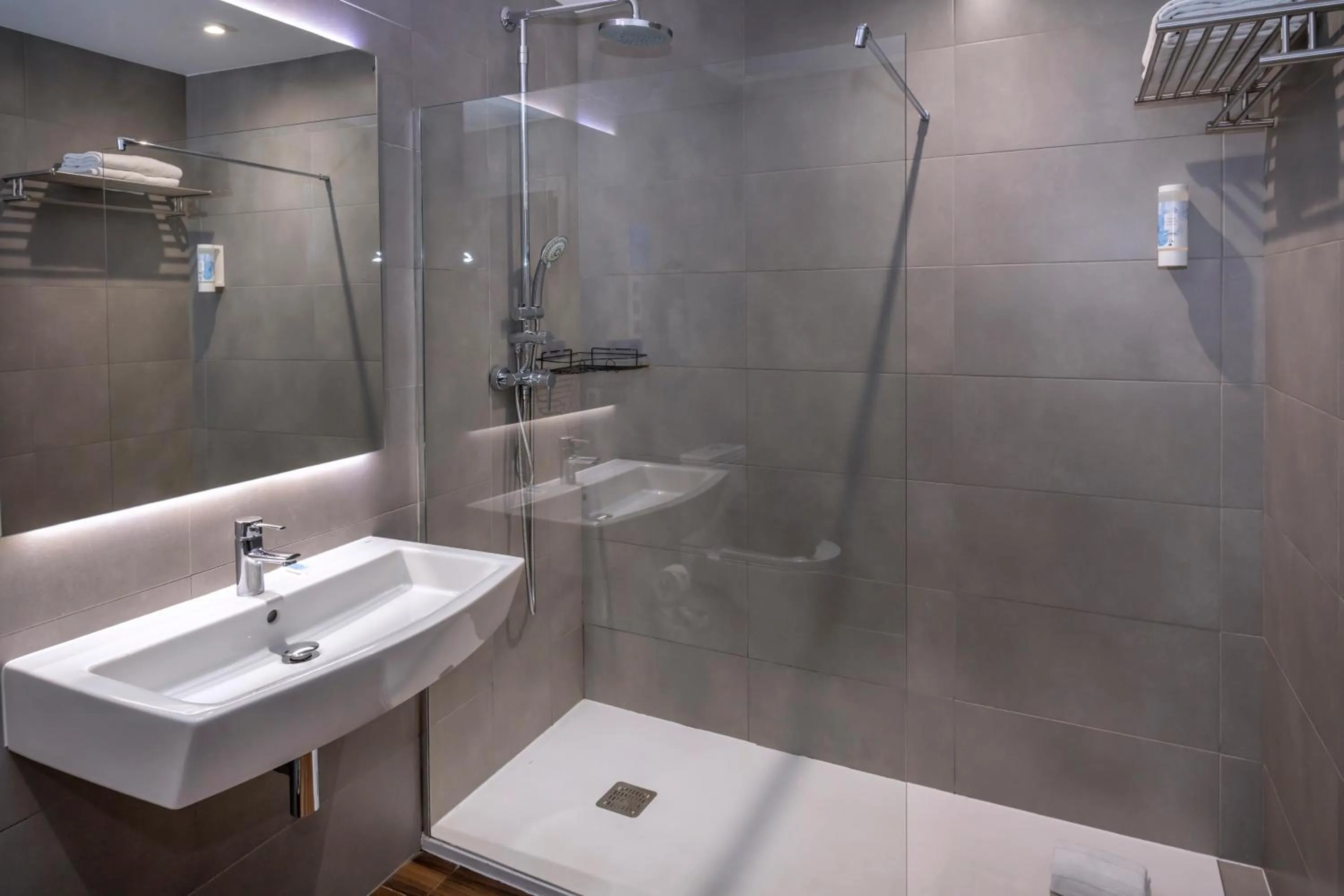 Shower in Hostal Operaramblas